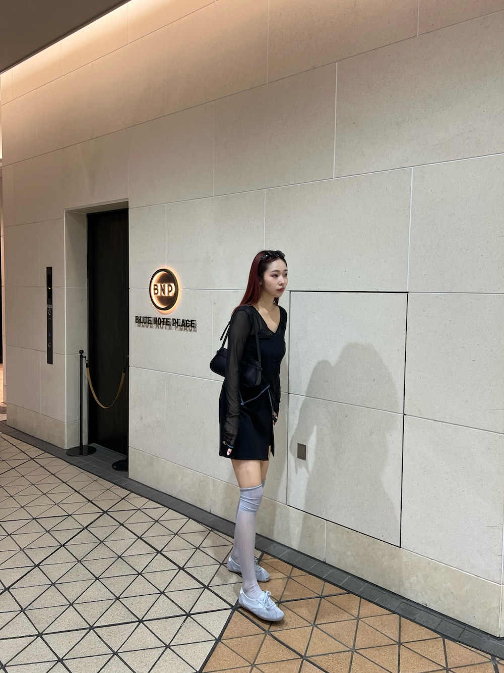 ブラック系のTシャツ/カットソー、ブラック系のスカートを着用したレディースの春コーディネートの3枚目の写真