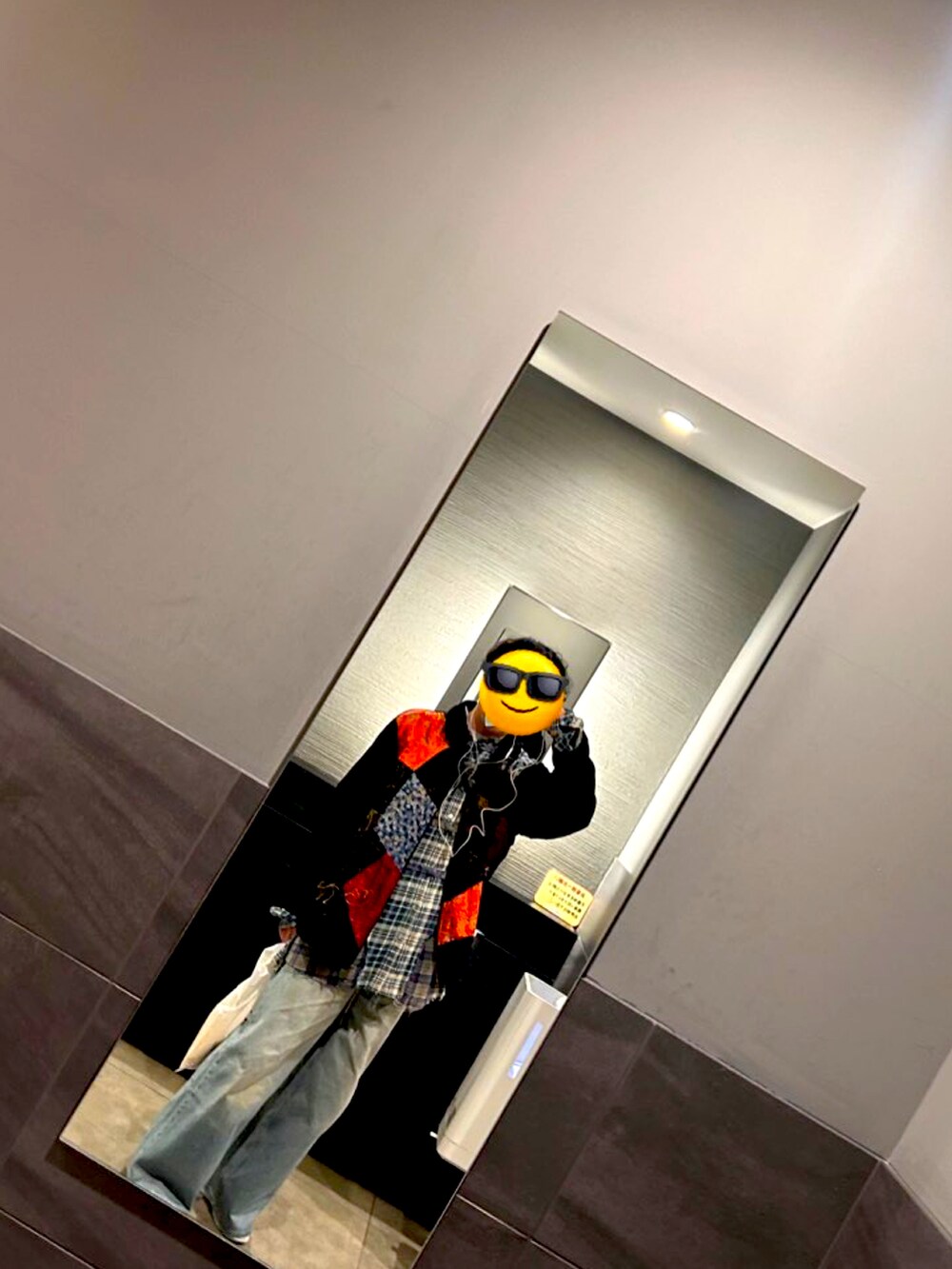 ブルー系のデニムパンツ、ブルー系のシャツ/ブラウス、その他のその他アウターを着用したメンズの冬コーディネートの2枚目の写真