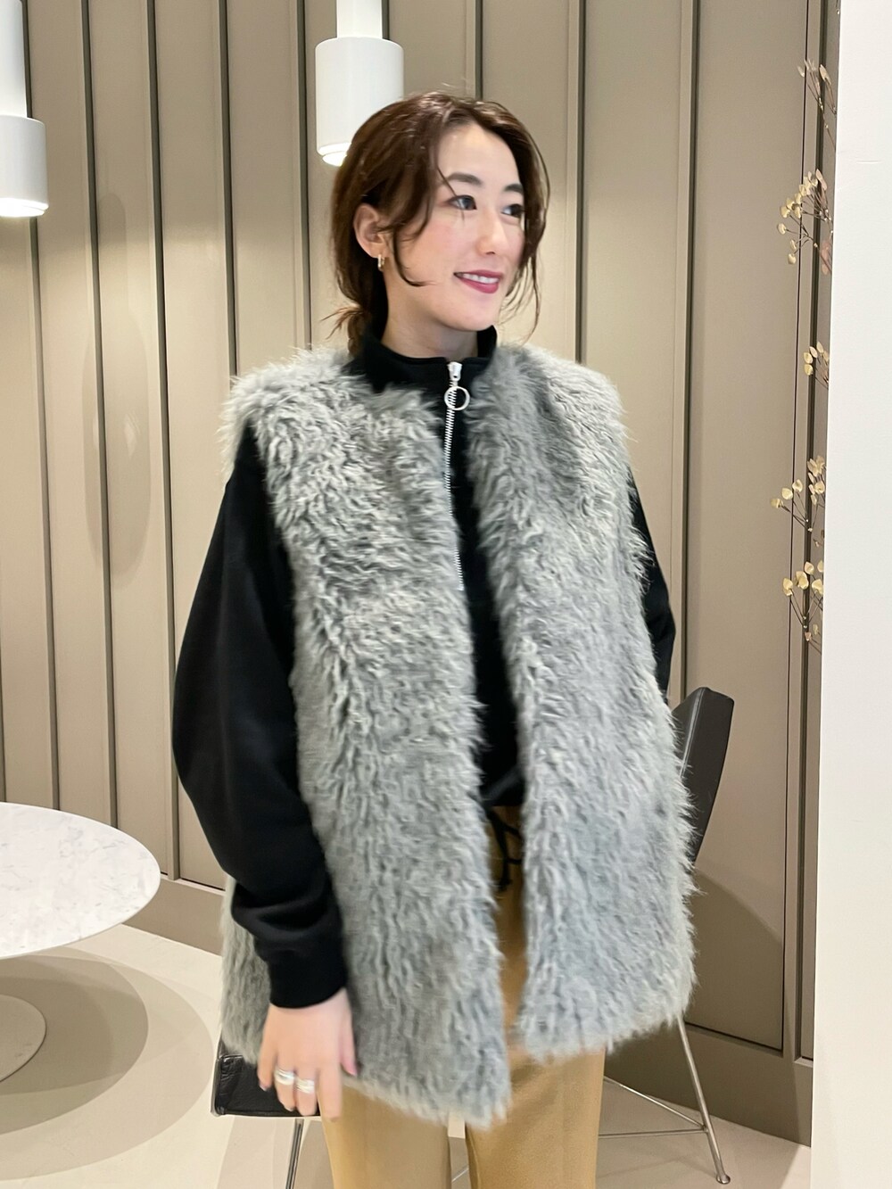ブラウン系のその他パンツ、グリーン系のメッセンジャーバッグ、ブラック系のパンプスを着用したレディースの秋コーディネートの3枚目の写真