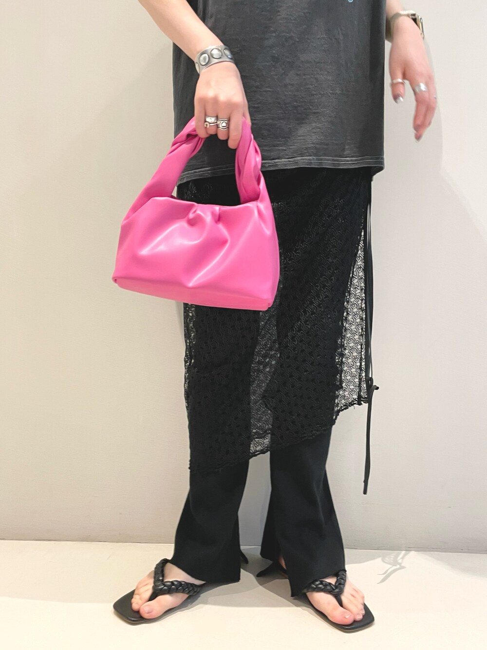 ブラック系のTシャツ/カットソー、ブラック系のワンピース、ブラック系のサンダルを着用したレディースの春コーディネートの3枚目の写真