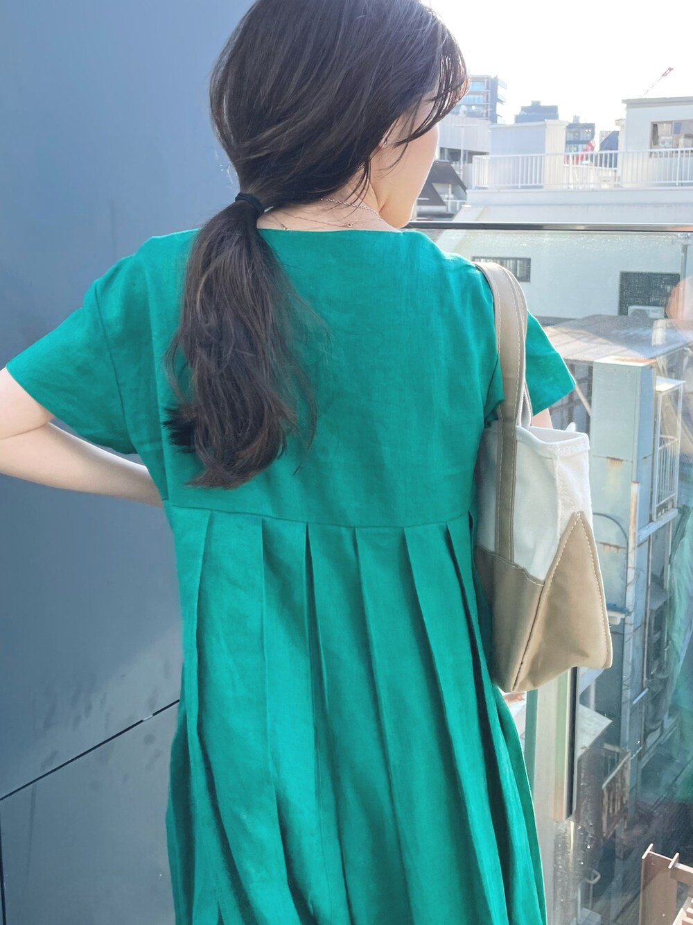 グリーン系のワンピース、ベージュ系のサンダル、その他のその他パンツを着用したレディースの春コーディネートの3枚目の写真