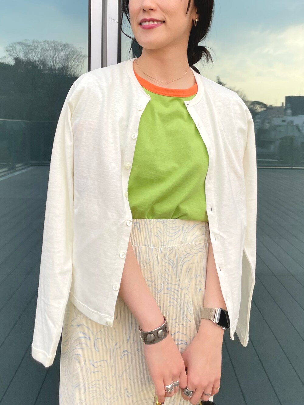 グリーン系のTシャツ/カットソー、ホワイト系のその他パンツ、ブラック系のブーツを着用したレディースの春コーディネートの2枚目の写真