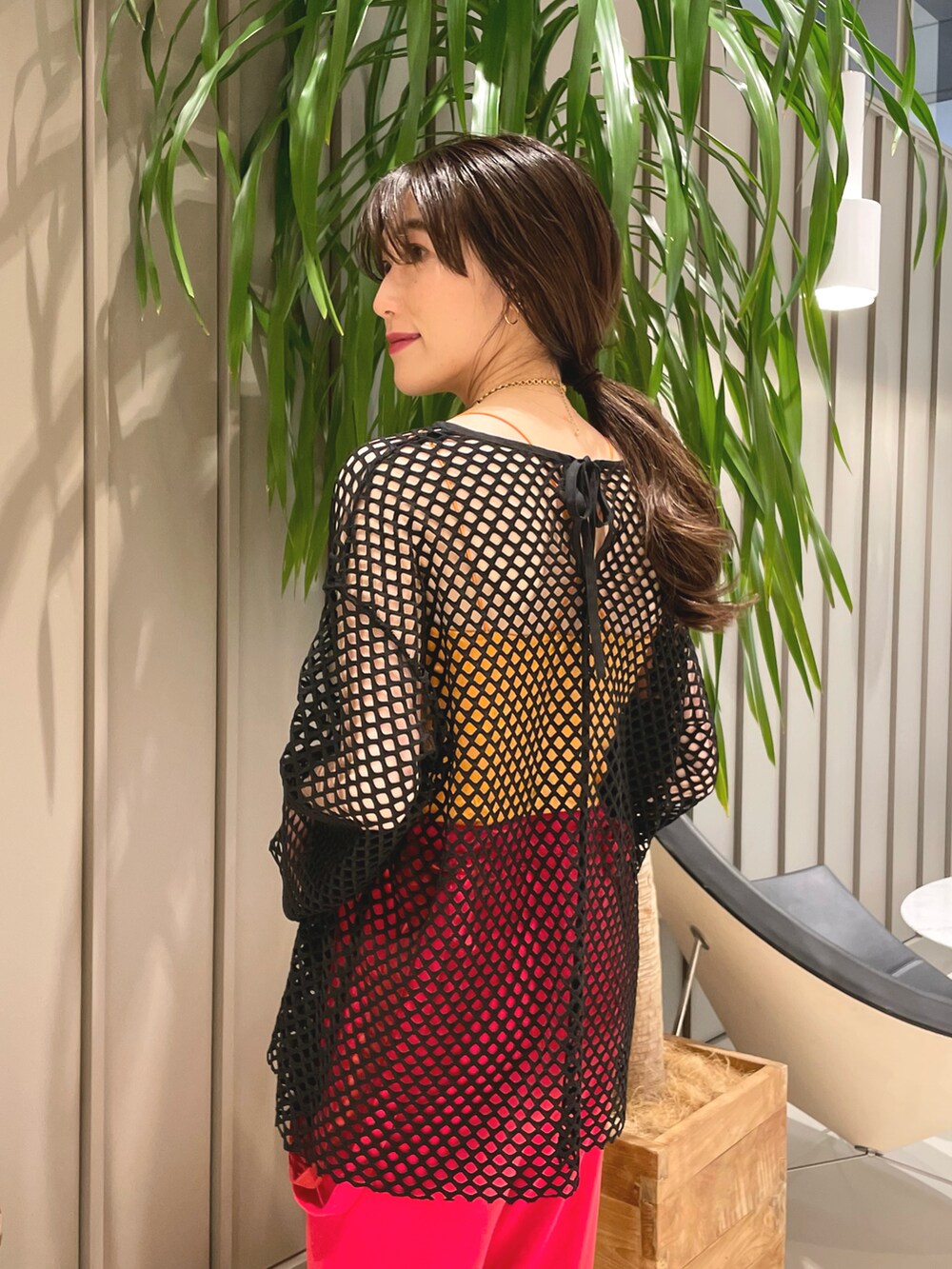 ブラック系のショルダーバッグ、ブラック系のTシャツ/カットソー、レッド系のその他パンツを着用したレディースの冬コーディネートの3枚目の写真