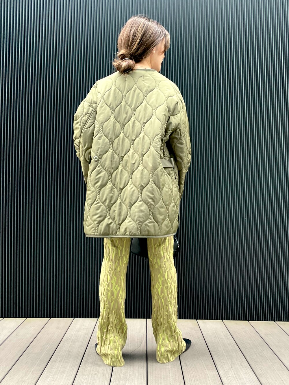 グリーン系のノーカラーコート、グリーン系のその他パンツ、ブラック系のブーツを着用したレディースの秋コーディネートの3枚目の写真