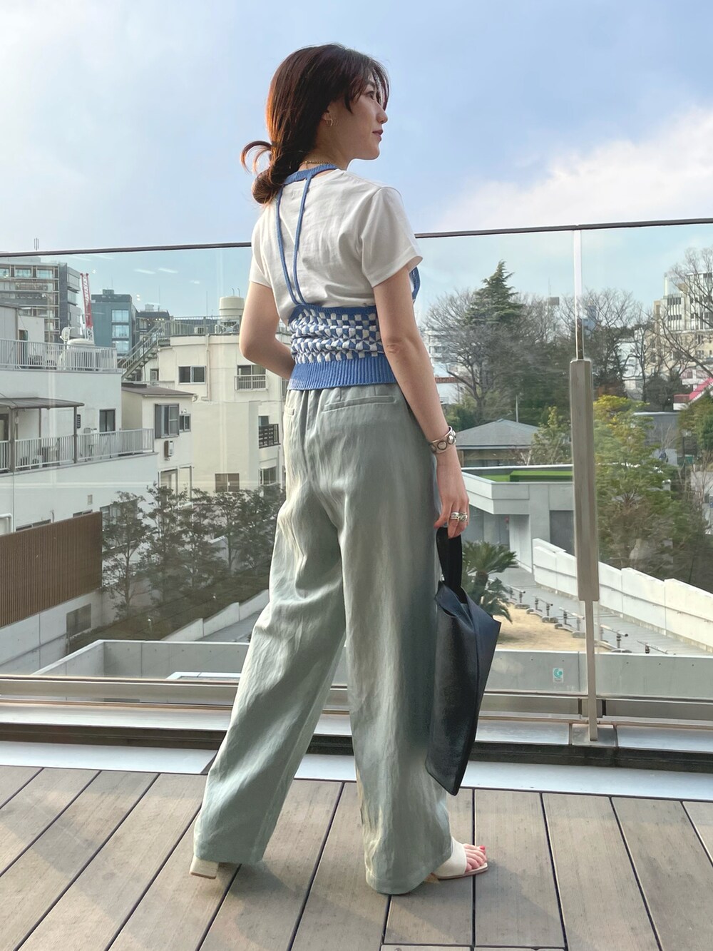 ブルー系のその他トップス、ブラック系のトートバッグ、ホワイト系のTシャツ/カットソーを着用したレディースの春コーディネートの4枚目の写真