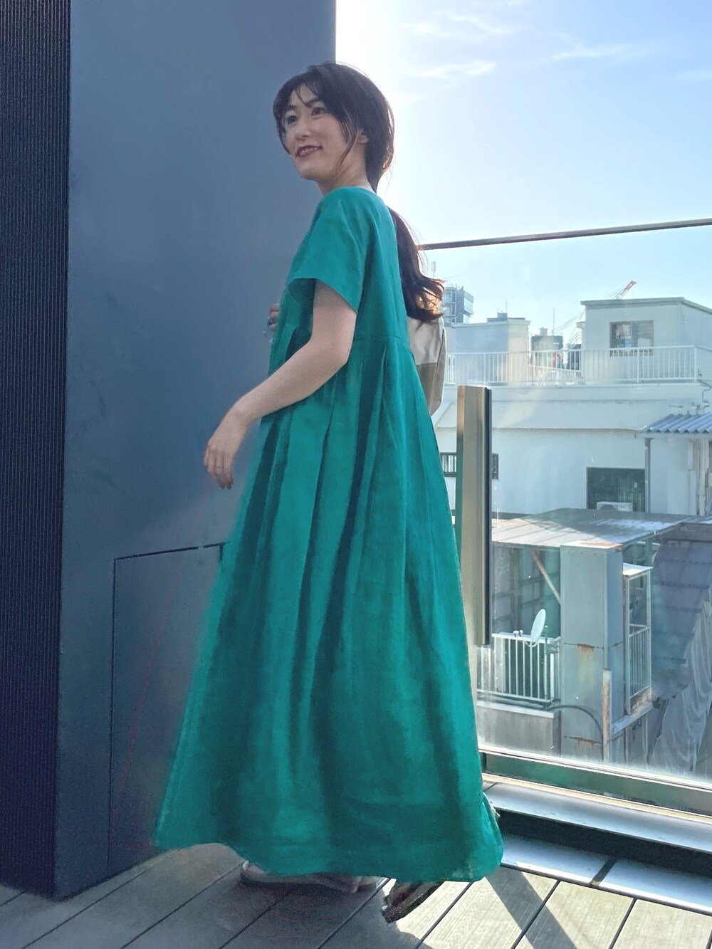 グリーン系のワンピース、ベージュ系のサンダル、その他のその他パンツを着用したレディースの春コーディネートの4枚目の写真