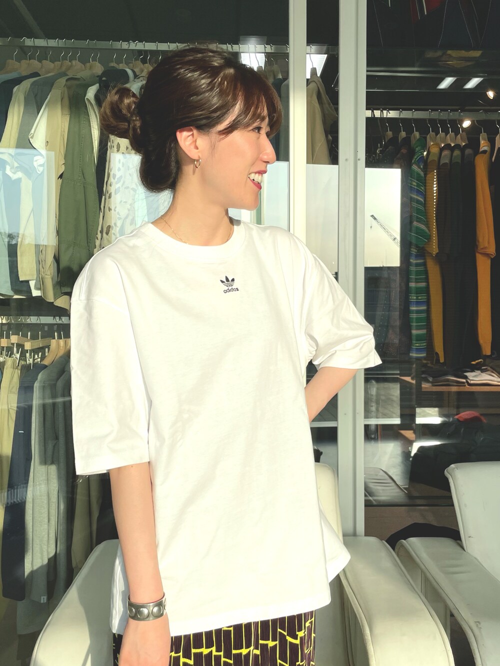 ブラウン系のトートバッグ、ブラウン系のワンピース、ホワイト系のその他シューズを着用したレディースの春コーディネートの2枚目の写真