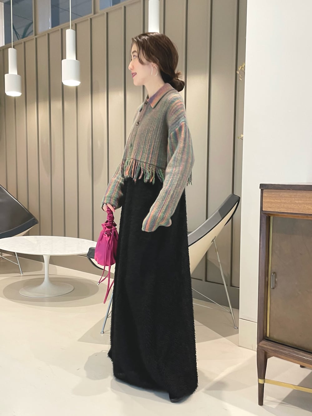 グリーン系のカーディガン/ボレロ、ピンク系のメッセンジャーバッグ、ブラック系のワンピースを着用したレディースの秋コーディネートの2枚目の写真