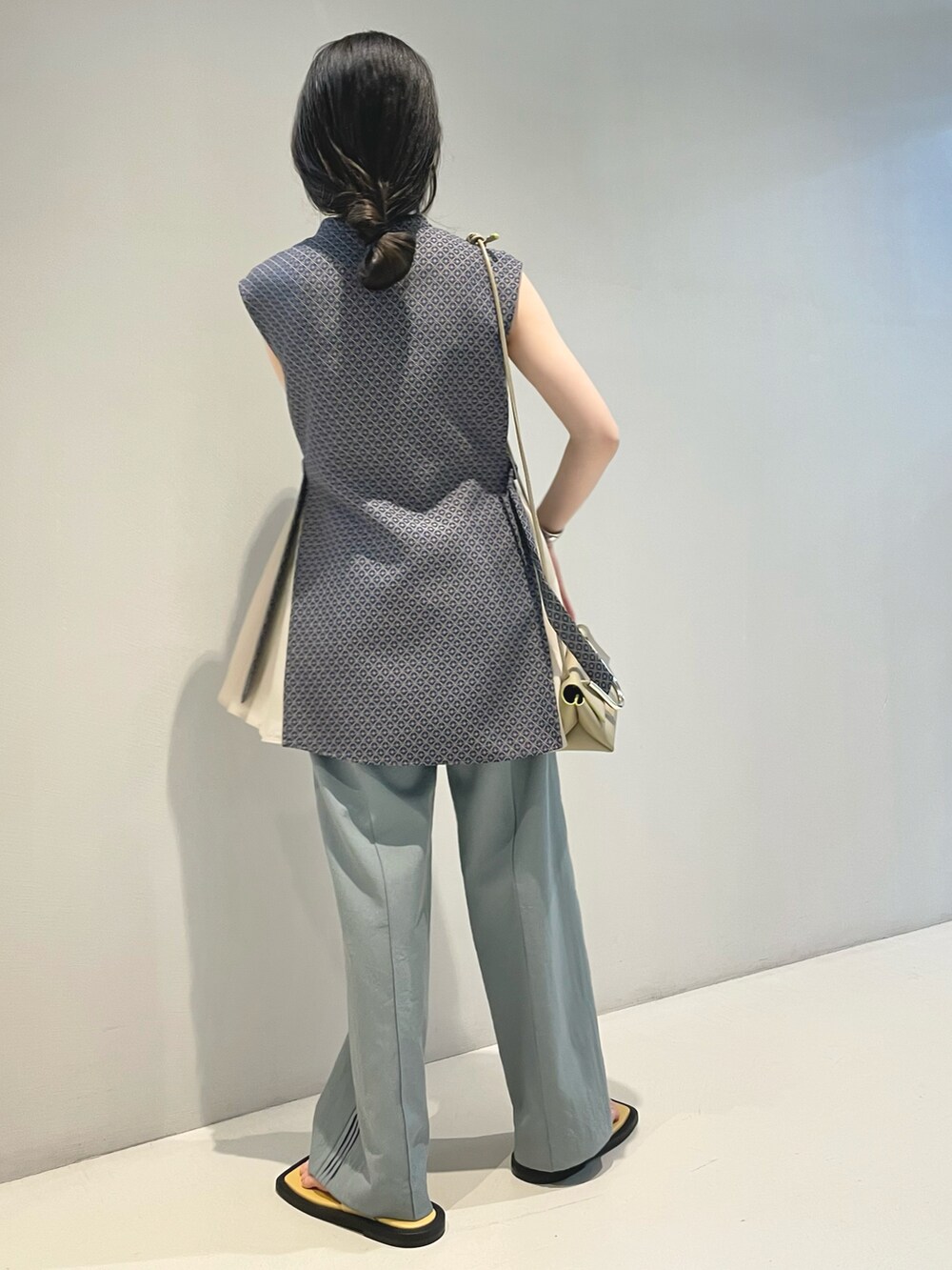 グリーン系のその他パンツ、ブルー系のシャツ/ブラウス、レッド系のショルダーバッグを着用したレディースの春コーディネートの4枚目の写真