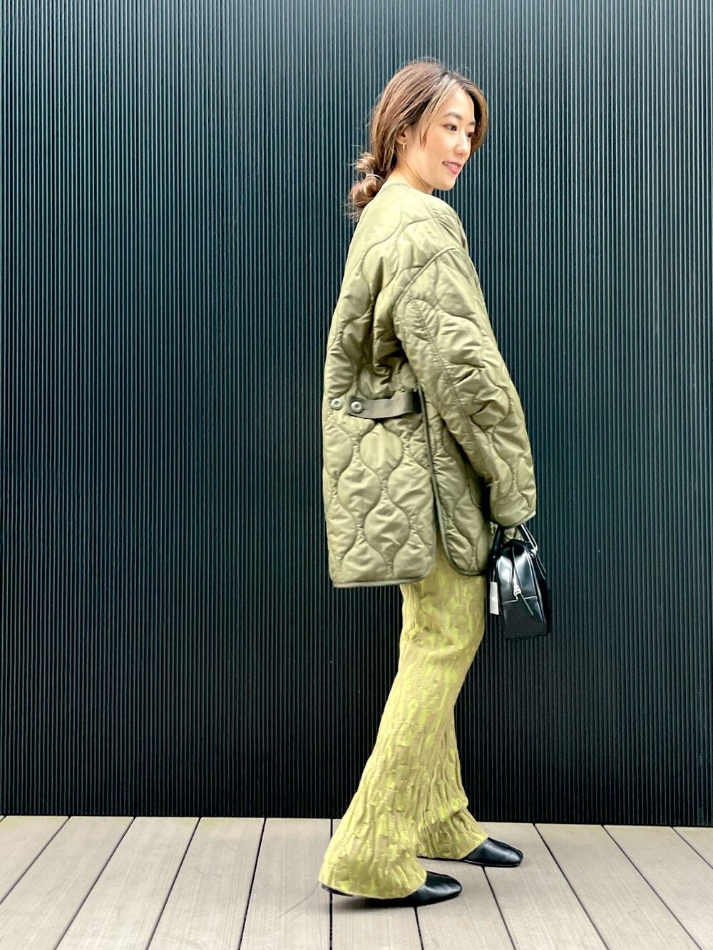 グリーン系のノーカラーコート、グリーン系のその他パンツ、ブラック系のブーツを着用したレディースの秋コーディネートの2枚目の写真