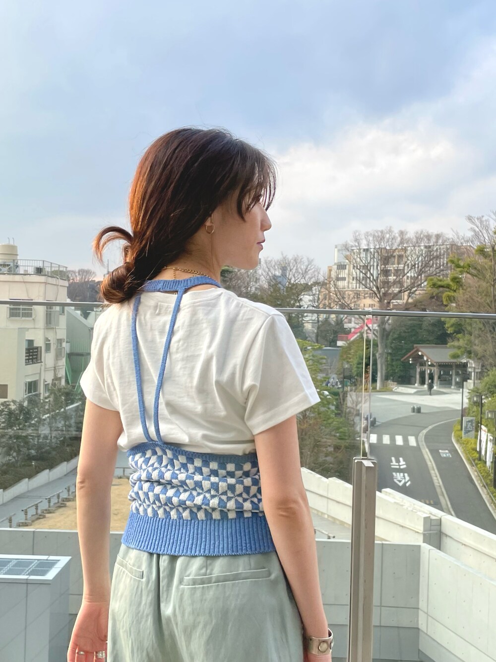 ブルー系のその他トップス、ブラック系のトートバッグ、ホワイト系のTシャツ/カットソーを着用したレディースの春コーディネートの3枚目の写真