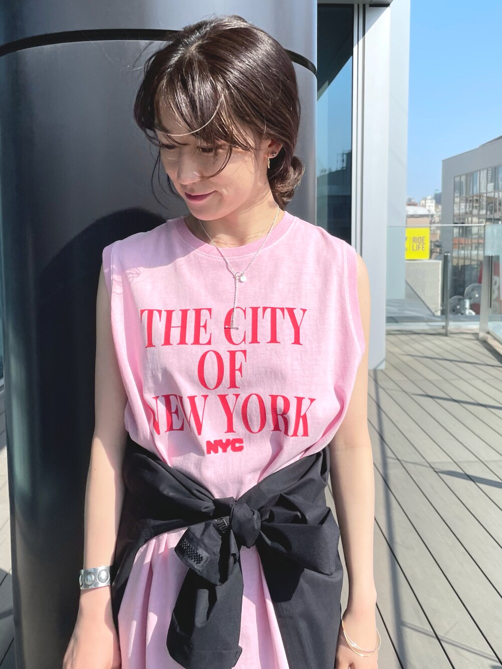 ピンク系のワンピース、ブラック系のその他アウター、ブラック系のハンドバッグを着用したレディースの夏コーディネートの3枚目の写真