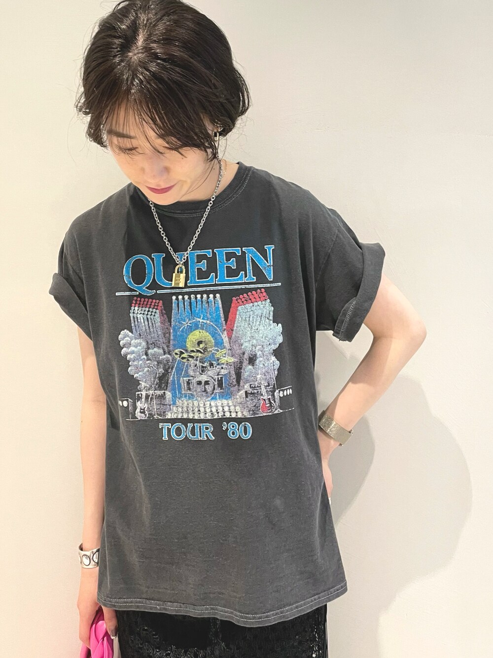 ブラック系のTシャツ/カットソー、ブラック系のワンピース、ブラック系のサンダルを着用したレディースの春コーディネートの2枚目の写真