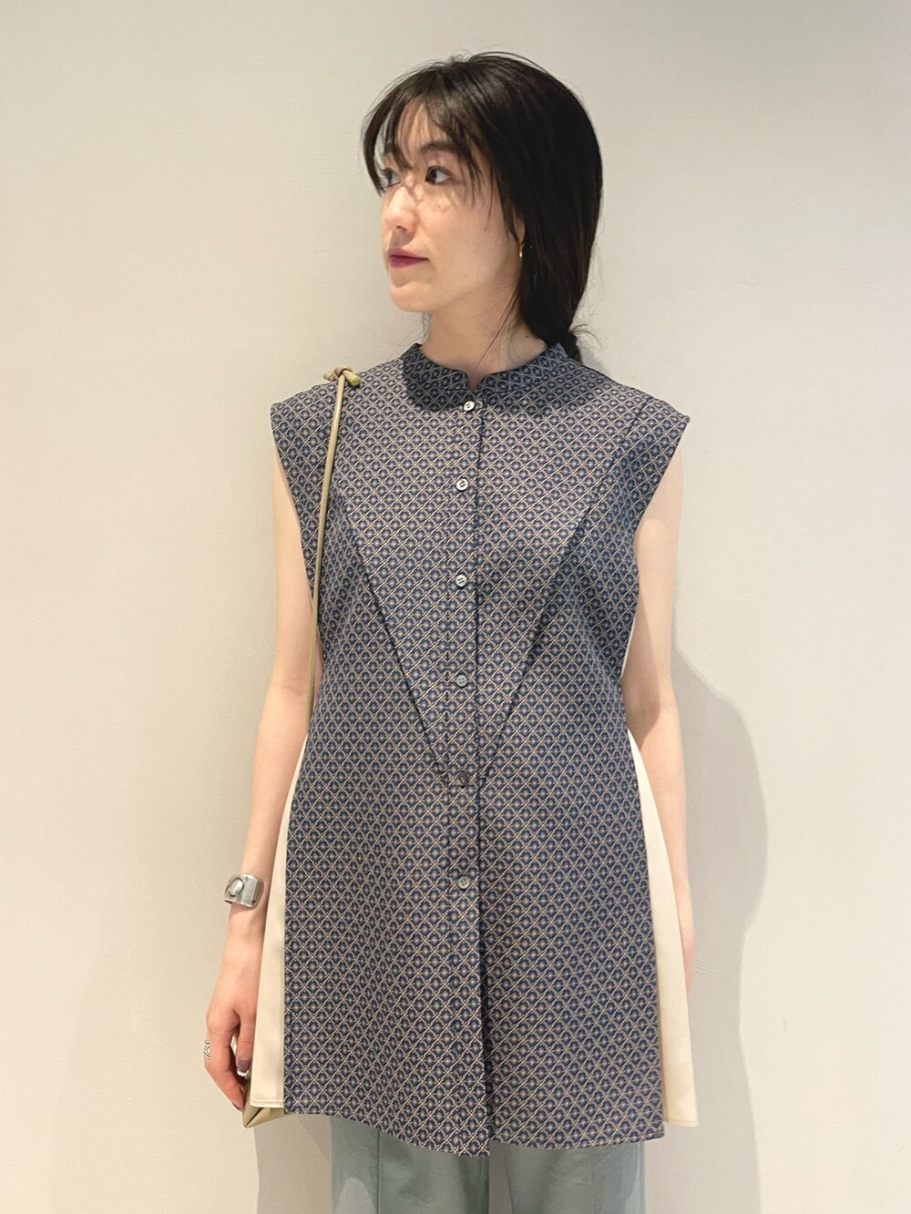 グリーン系のその他パンツ、ブルー系のシャツ/ブラウス、レッド系のショルダーバッグを着用したレディースの春コーディネートの2枚目の写真