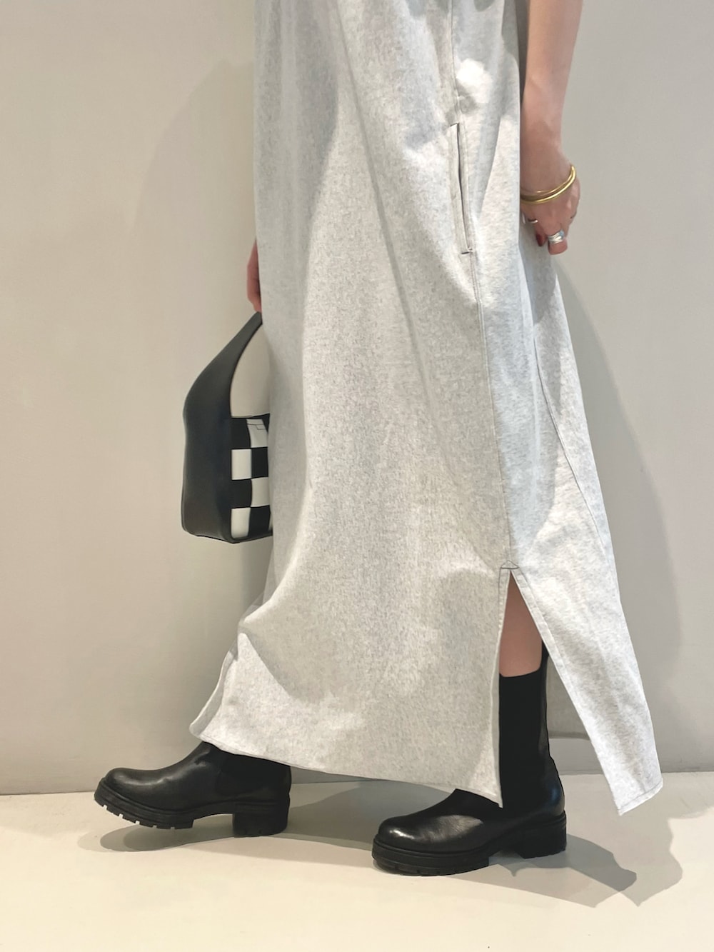 ホワイト系のワンピースを着用したレディースの冬コーディネートの3枚目の写真