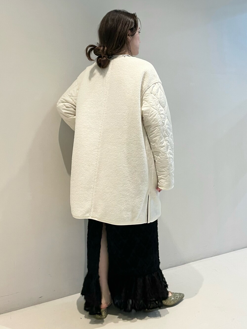 ホワイト系のその他アウター、グリーン系のその他シューズ、ホワイト系のTシャツ/カットソーを着用したレディースの秋コーディネートの3枚目の写真