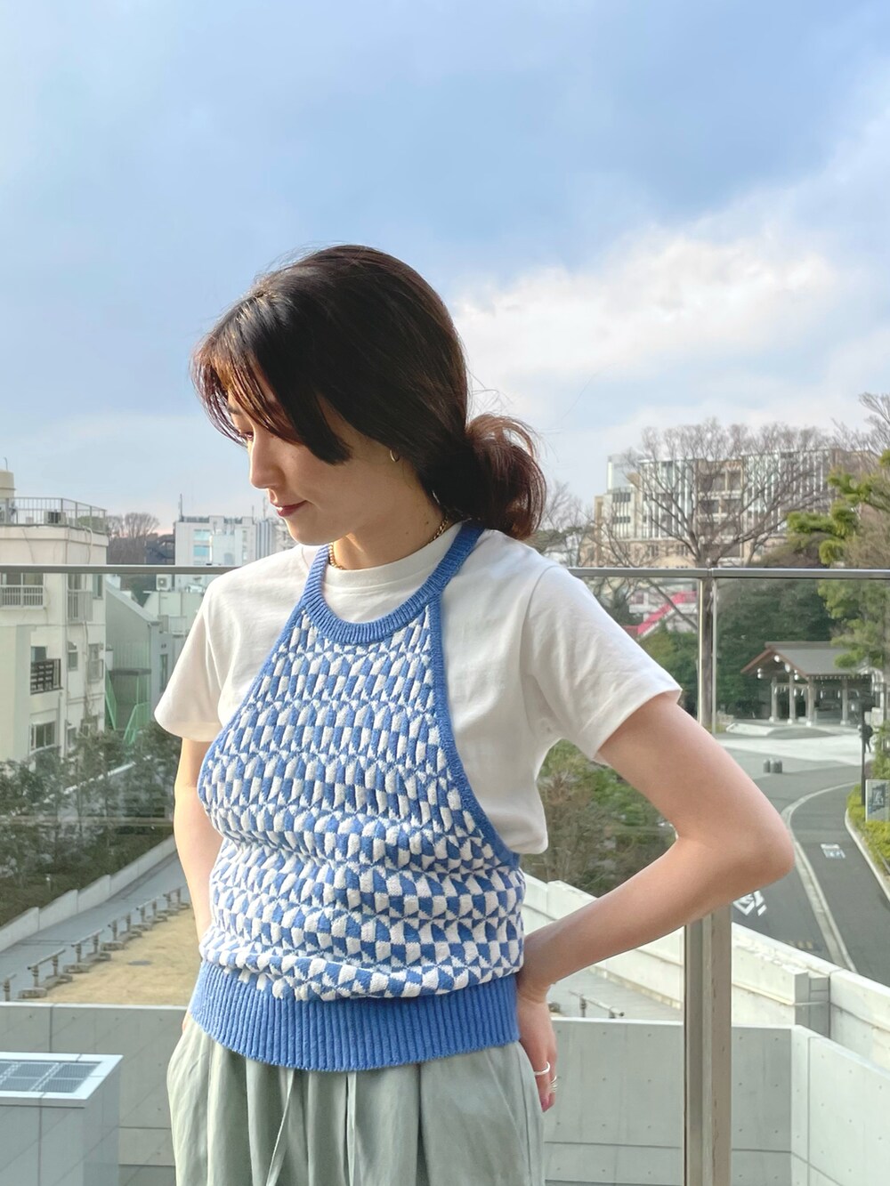 ブルー系のその他トップス、ブラック系のトートバッグ、ホワイト系のTシャツ/カットソーを着用したレディースの春コーディネートの2枚目の写真