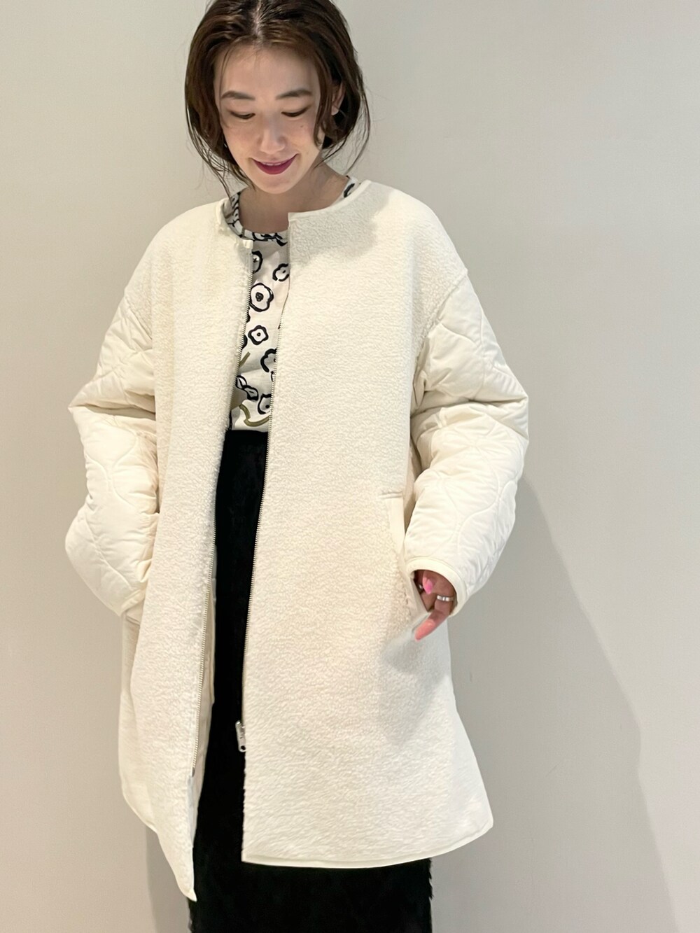 ホワイト系のその他アウター、グリーン系のその他シューズ、ホワイト系のTシャツ/カットソーを着用したレディースの秋コーディネートの2枚目の写真