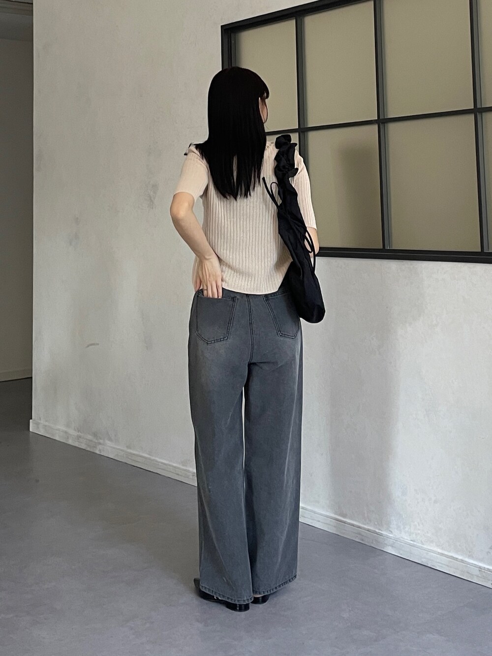 ホワイト系のカーディガン/ボレロ、ブラック系のデニムパンツ、ブラック系のパンプスを着用したレディースの夏コーディネートの4枚目の写真