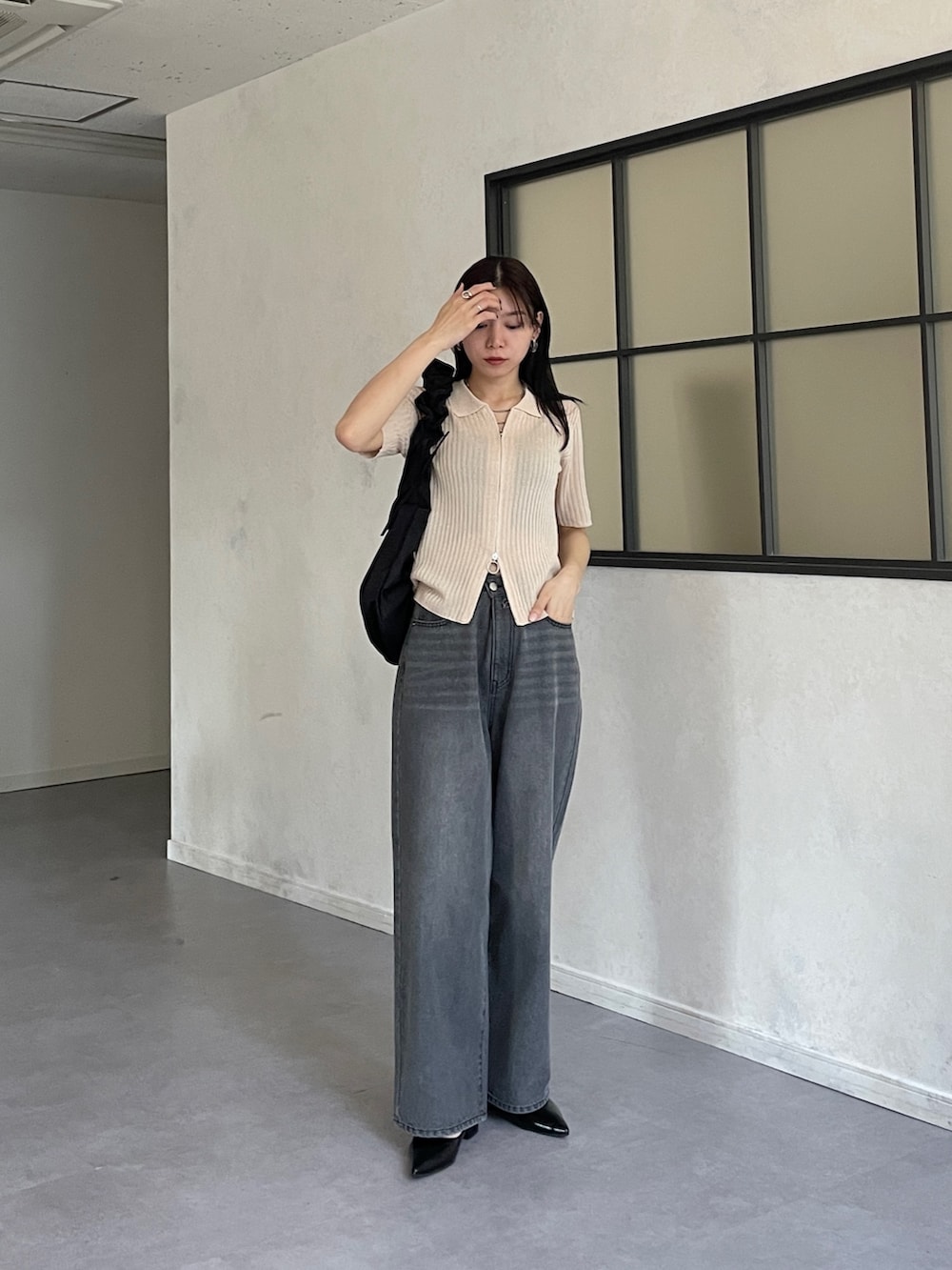 ホワイト系のカーディガン/ボレロ、ブラック系のデニムパンツ、ブラック系のパンプスを着用したレディースの夏コーディネートの3枚目の写真