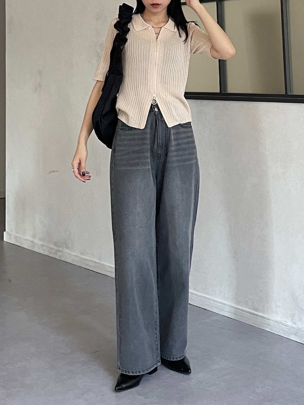 ホワイト系のカーディガン/ボレロ、ブラック系のデニムパンツ、ブラック系のパンプスを着用したレディースの夏コーディネートの2枚目の写真