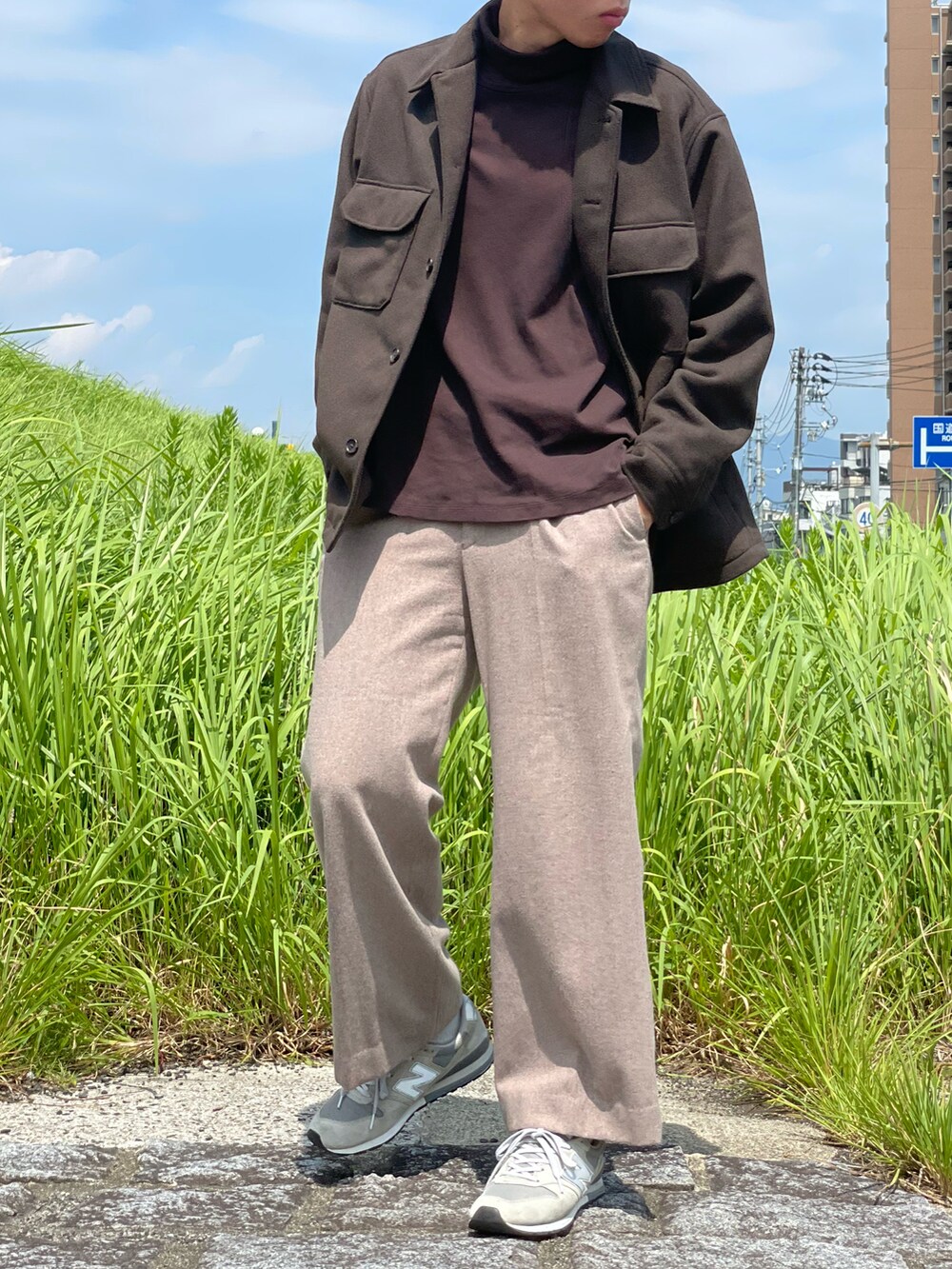 グレー系のスニーカー、ベージュ系のその他パンツ、ブラウン系のTシャツ/カットソーを着用したメンズの夏コーディネートの2枚目の写真