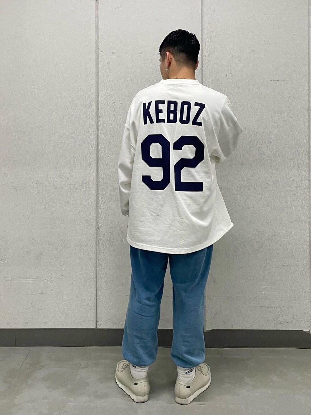 ホワイト系のモカシン/デッキシューズ、その他のパンツ、その他のトップスを着用したメンズの春コーディネートの2枚目の写真