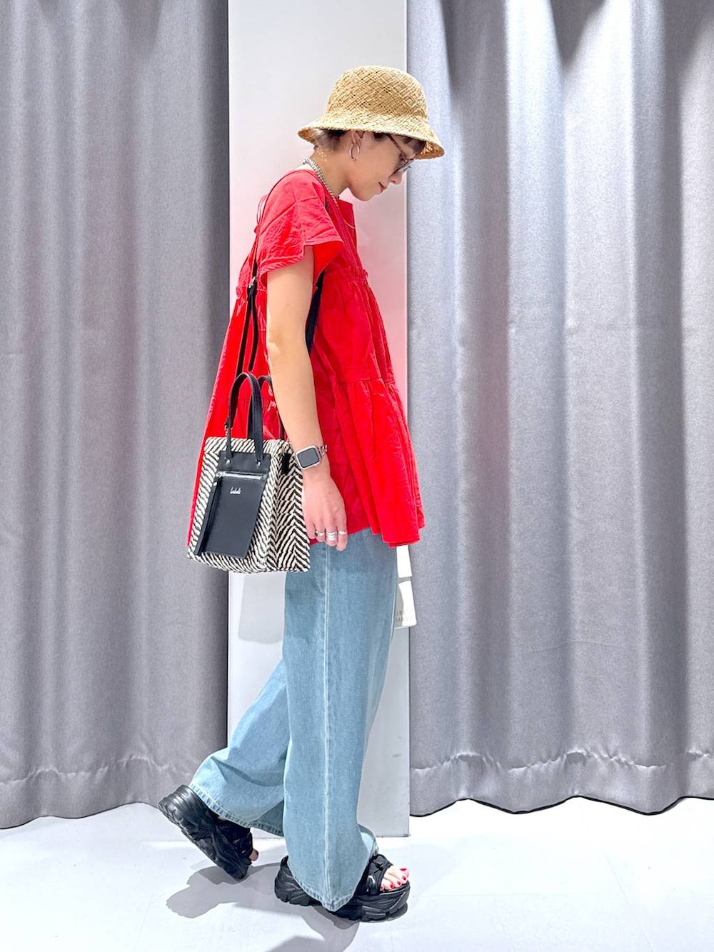 「ブラウス、大人カジュアル、夏コーデ、差し色コーデ、ママコーデ、デニムパンツ、サンダル、オーバーサイズ、体型カバー、カジュアル」｜「LAKOLEのウエストフックデニムパンツ / 120686（デニムパンツ、ブルー系）」を使った、chinatsuさん（レディース・161cm）の夏コーディネートの3枚目の写真