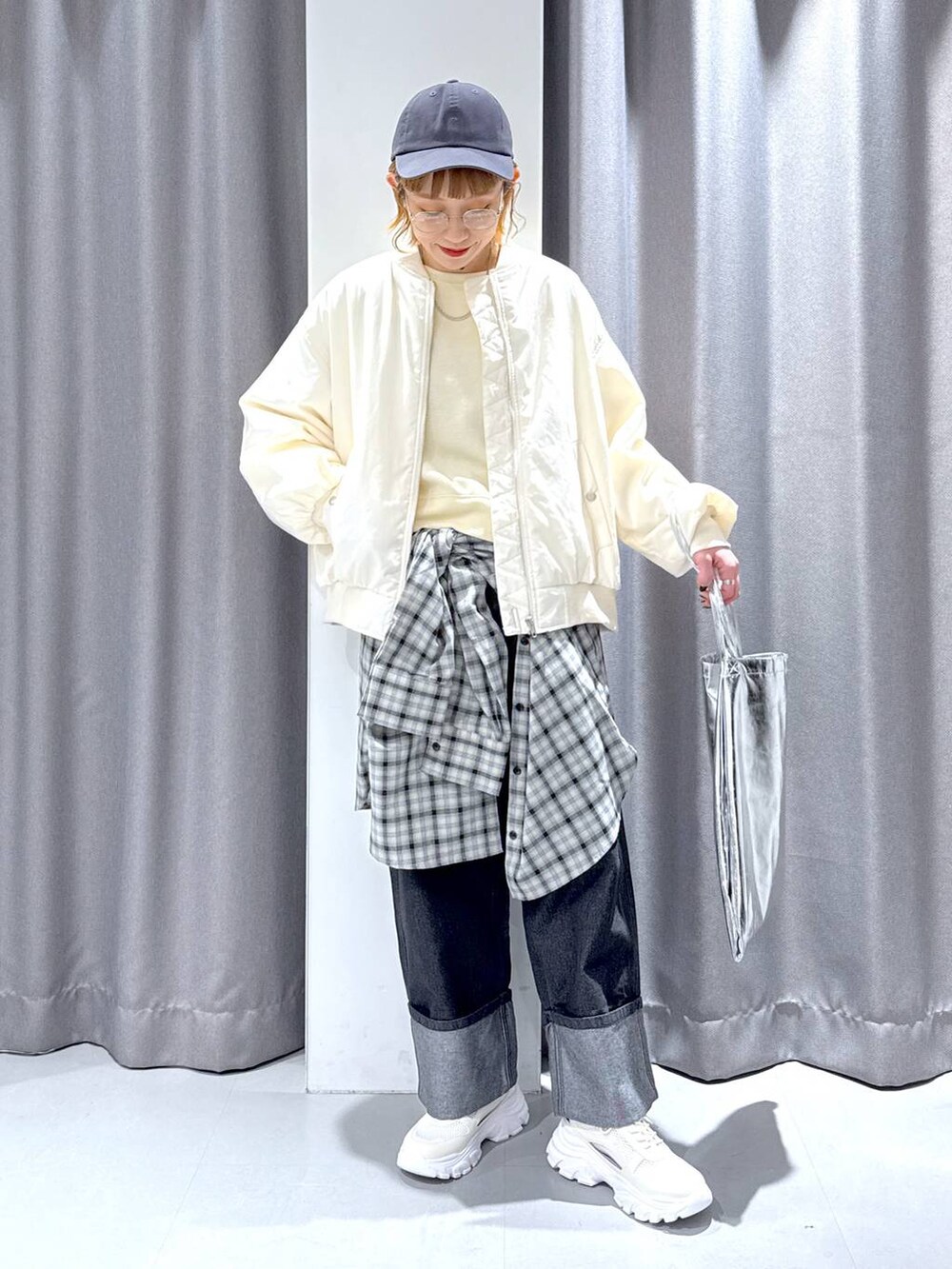 「オーバーサイズ、体型カバー、カジュアル、大人カジュアル、レイヤードスタイル、ママコーデ、メンズライク、春コーデ、冬コーデ、スウェット、シャツ、デニムパンツ」|「LAKOLEの3パーテーショントートバッグ / 110642(トートバッグ、シルバー系)」を使った、chinatsuさん(レディース・161cm)の冬コーディネートの4枚目の写真