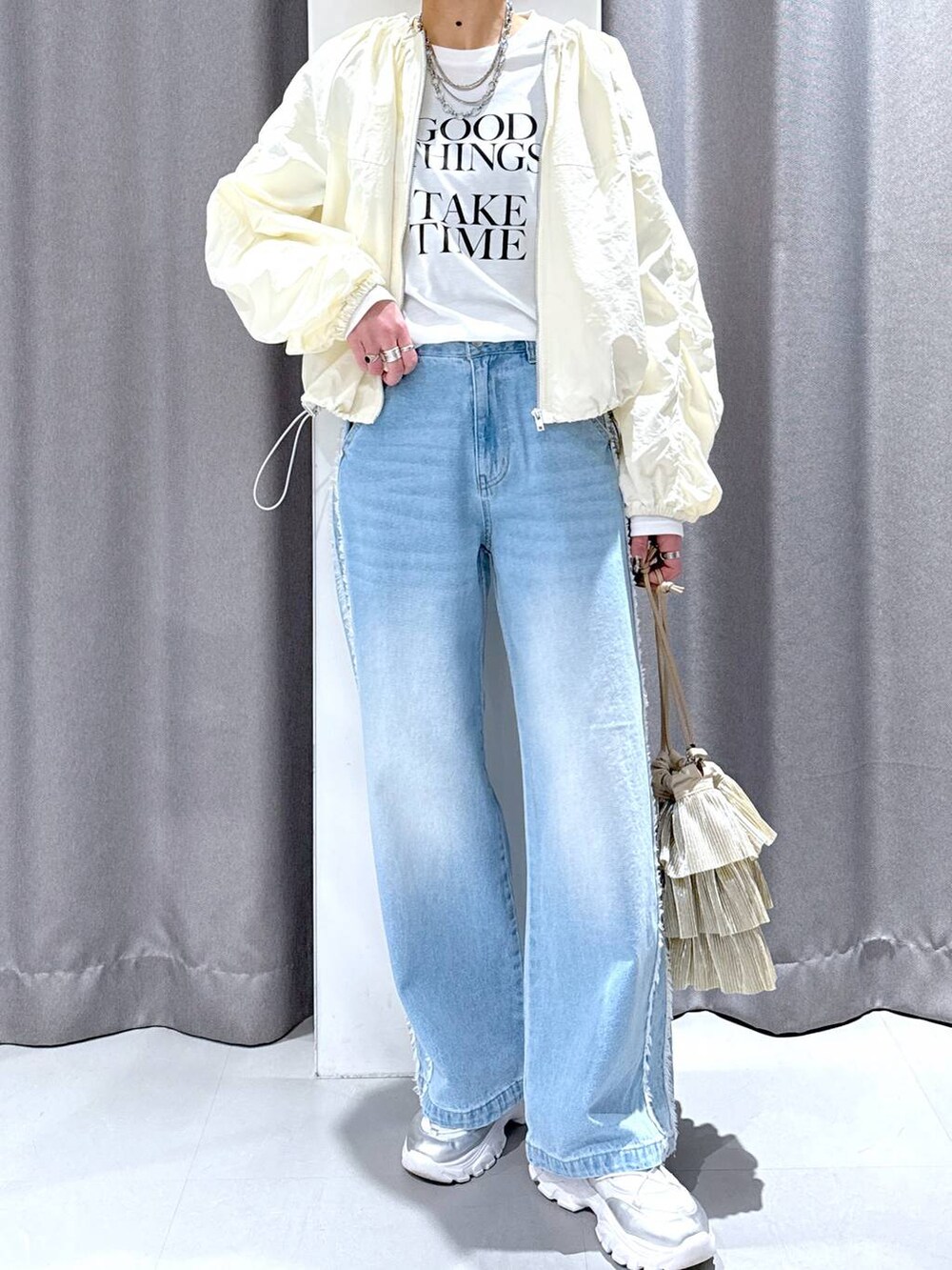 「オーバーサイズ、体型カバー、カジュアル、大人カジュアル、ラフ、ママコーデ、春コーデ、ロンT、ブルゾン、デニムパンツ、キャップ」｜「LOWRYS FARMのＣＡＳＵＡＬＣＬＡＳＳＩＣ２５ 283907（キャップ、ホワイト系）」を使った、chinatsuさん（レディース・161cm）の春コーディネートの5枚目の写真