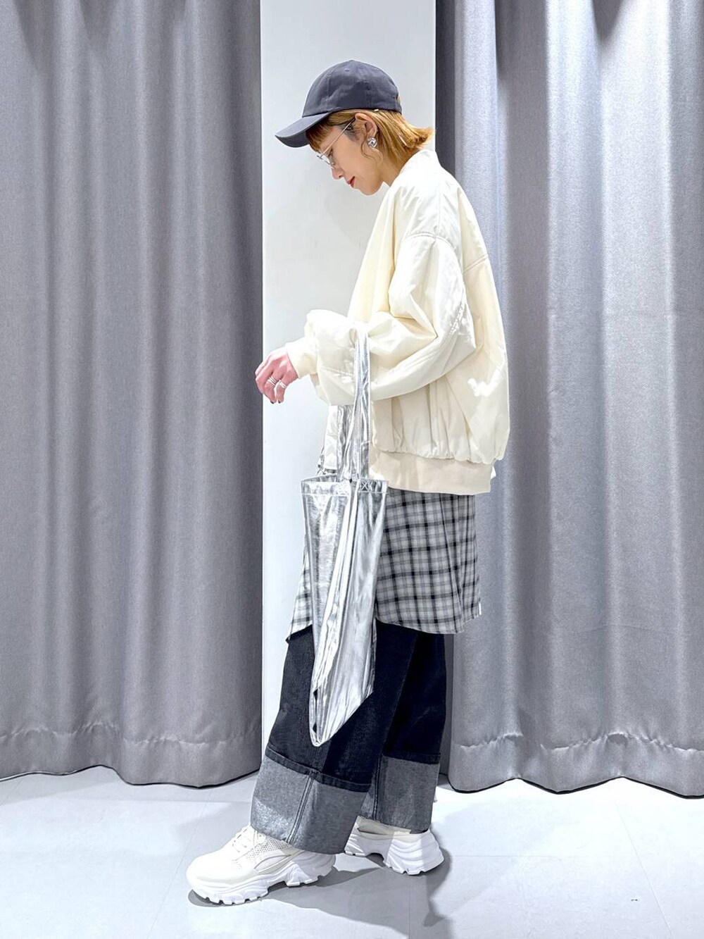 「オーバーサイズ、体型カバー、カジュアル、大人カジュアル、レイヤードスタイル、ママコーデ、メンズライク、春コーデ、冬コーデ、スウェット、シャツ、デニムパンツ」|「LAKOLEの3パーテーショントートバッグ / 110642(トートバッグ、シルバー系)」を使った、chinatsuさん(レディース・161cm)の冬コーディネートの2枚目の写真