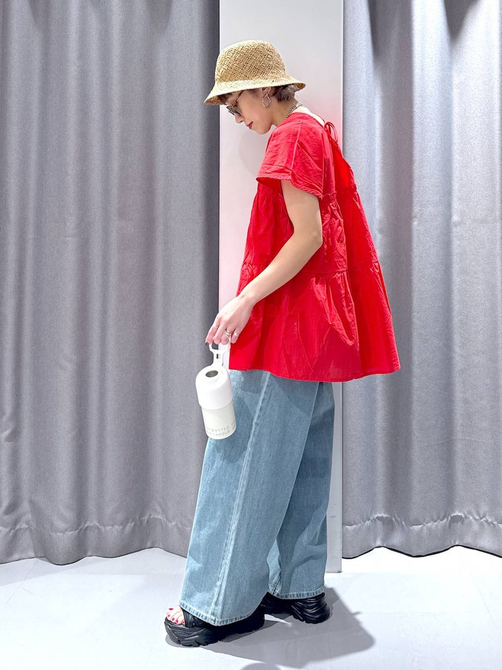 「ブラウス、大人カジュアル、夏コーデ、差し色コーデ、ママコーデ、デニムパンツ、サンダル、オーバーサイズ、体型カバー、カジュアル」｜「LAKOLEのウエストフックデニムパンツ / 120686（デニムパンツ、ブルー系）」を使った、chinatsuさん（レディース・161cm）の夏コーディネートの5枚目の写真