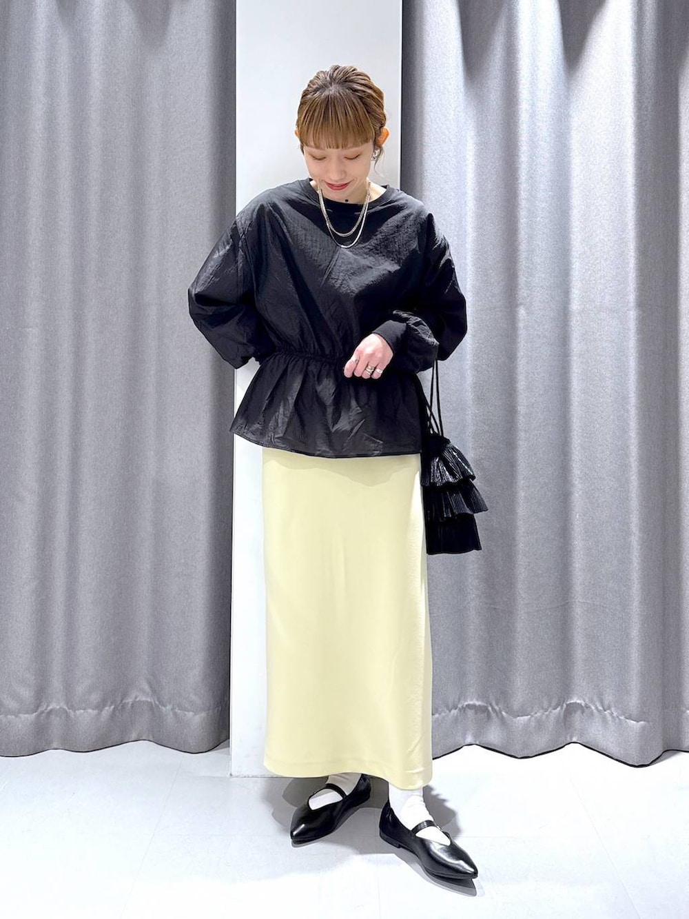 「カジュアル、オーバーサイズ、体型カバー、大人カジュアル、差し色コーデ、ママコーデ、春コーデ、ベーシック/シンプル、スカート、パンプス」｜「LAKOLEのフォールドフェイクレザーヘアピン / 156391（ヘアピン、ブラック系）」を使った、chinatsuさん（レディース・161cm）の春コーディネートの4枚目の写真
