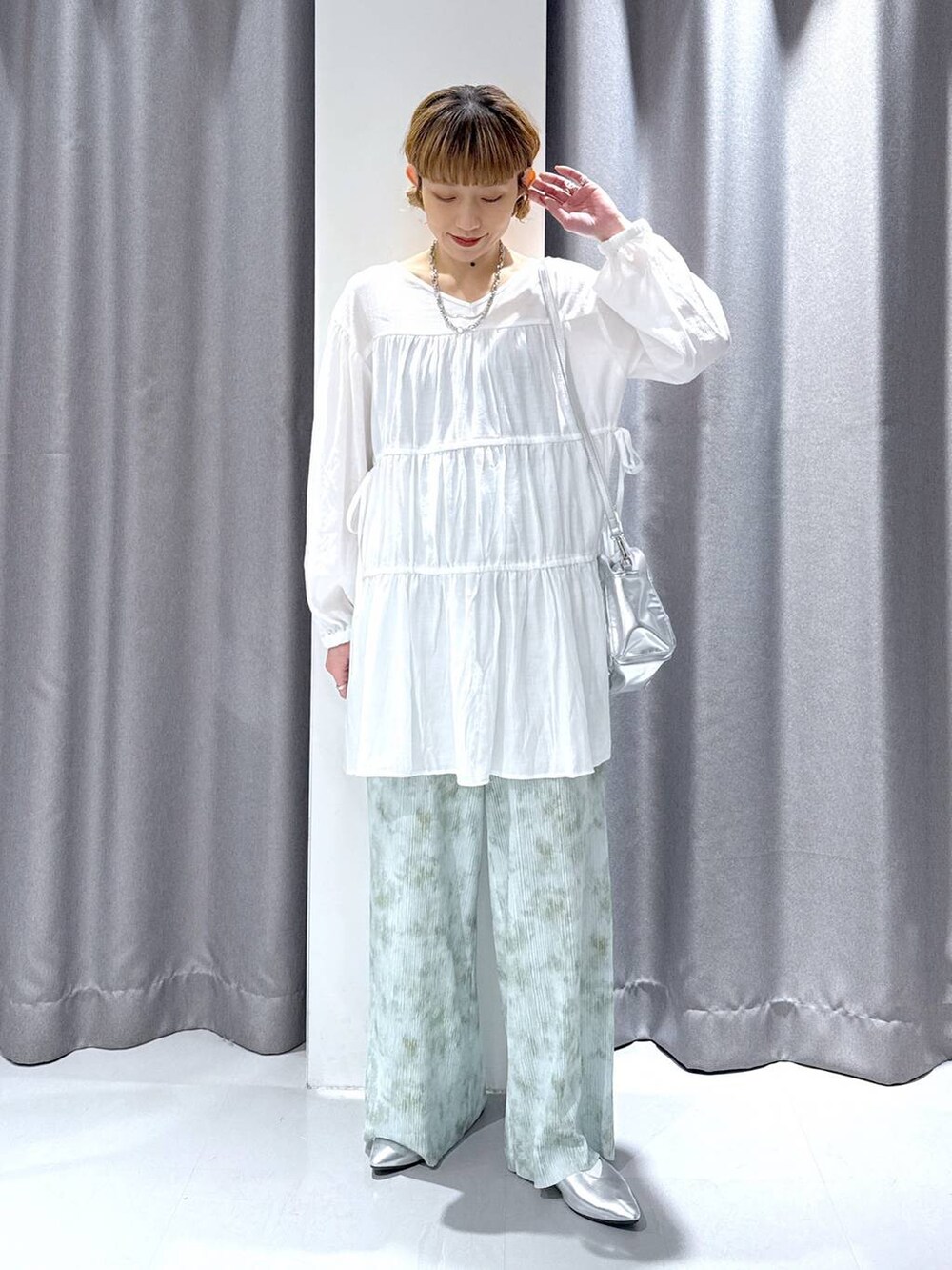 「大人カジュアル、春コーデ、ママコーデ、差し色コーデ、パンツ、パンプス、オーバーサイズ、体型カバー、カジュアル」｜「LOWRYS FARMのステンレスデザインネックレス　 136325（ネックレス、シルバー系）」を使った、chinatsuさん（レディース・161cm）の春コーディネートの4枚目の写真
