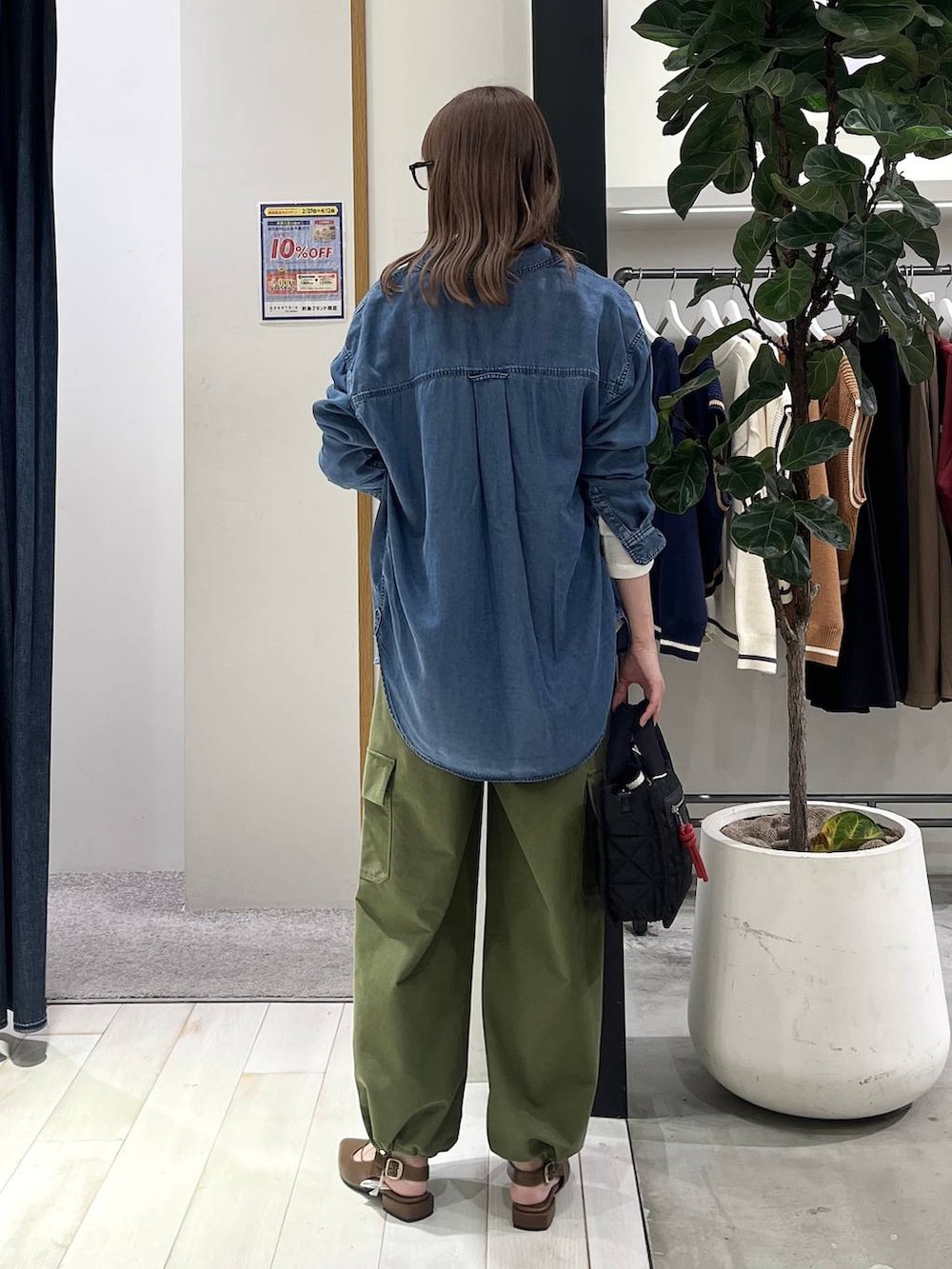 ブラック系のショルダーバッグ、ブルー系のシャツ/ブラウス、グリーン系のカーゴパンツを着用したレディースの春コーディネートの4枚目の写真