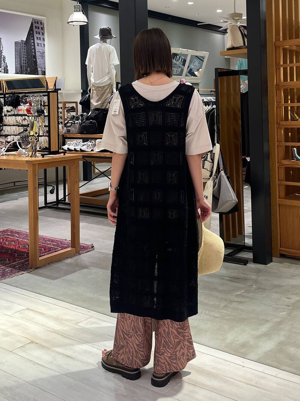 「高身長、カジュアル、ベーシック/シンプル、ママコーデ、春コーデ、夏コーデ、着痩せ、ヘルシー、きれいめ、着痩せ・細見え」｜「BAYFLOWのアソートペーパーハット（ハット、その他）」を使った、Haruneさん（レディース・167cm）の春コーディネートの3枚目の写真
