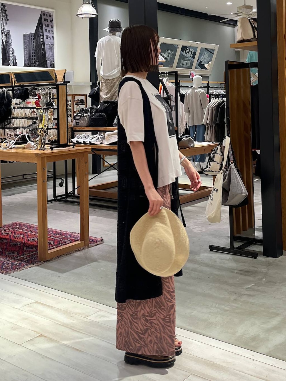 「高身長、カジュアル、ベーシック/シンプル、ママコーデ、春コーデ、夏コーデ、着痩せ、ヘルシー、きれいめ、着痩せ・細見え」｜「BAYFLOWのアソートペーパーハット（ハット、その他）」を使った、Haruneさん（レディース・167cm）の春コーディネートの2枚目の写真