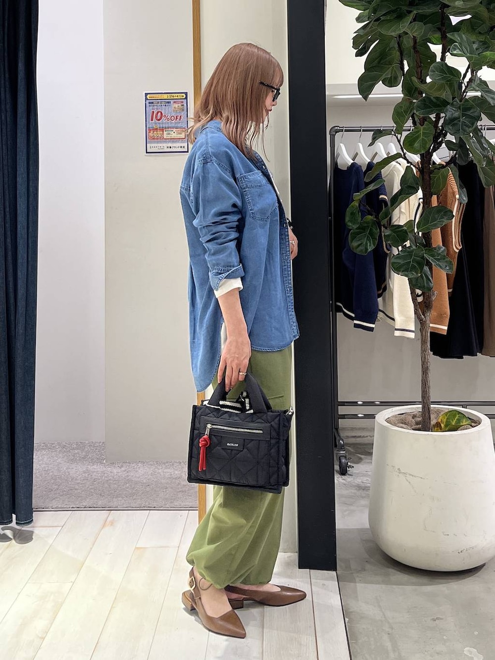 ブラック系のショルダーバッグ、ブルー系のシャツ/ブラウス、グリーン系のカーゴパンツを着用したレディースの春コーディネートの3枚目の写真