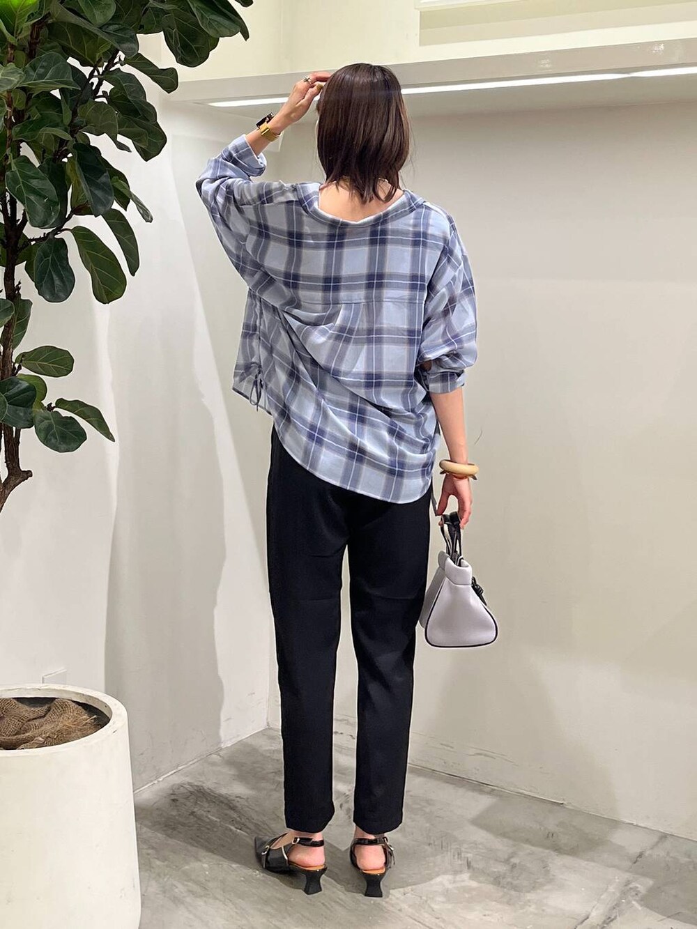 ブラック系のその他パンツ、ホワイト系のキャミソール、グレー系のショルダーバッグを着用したレディースの秋コーディネートの4枚目の写真