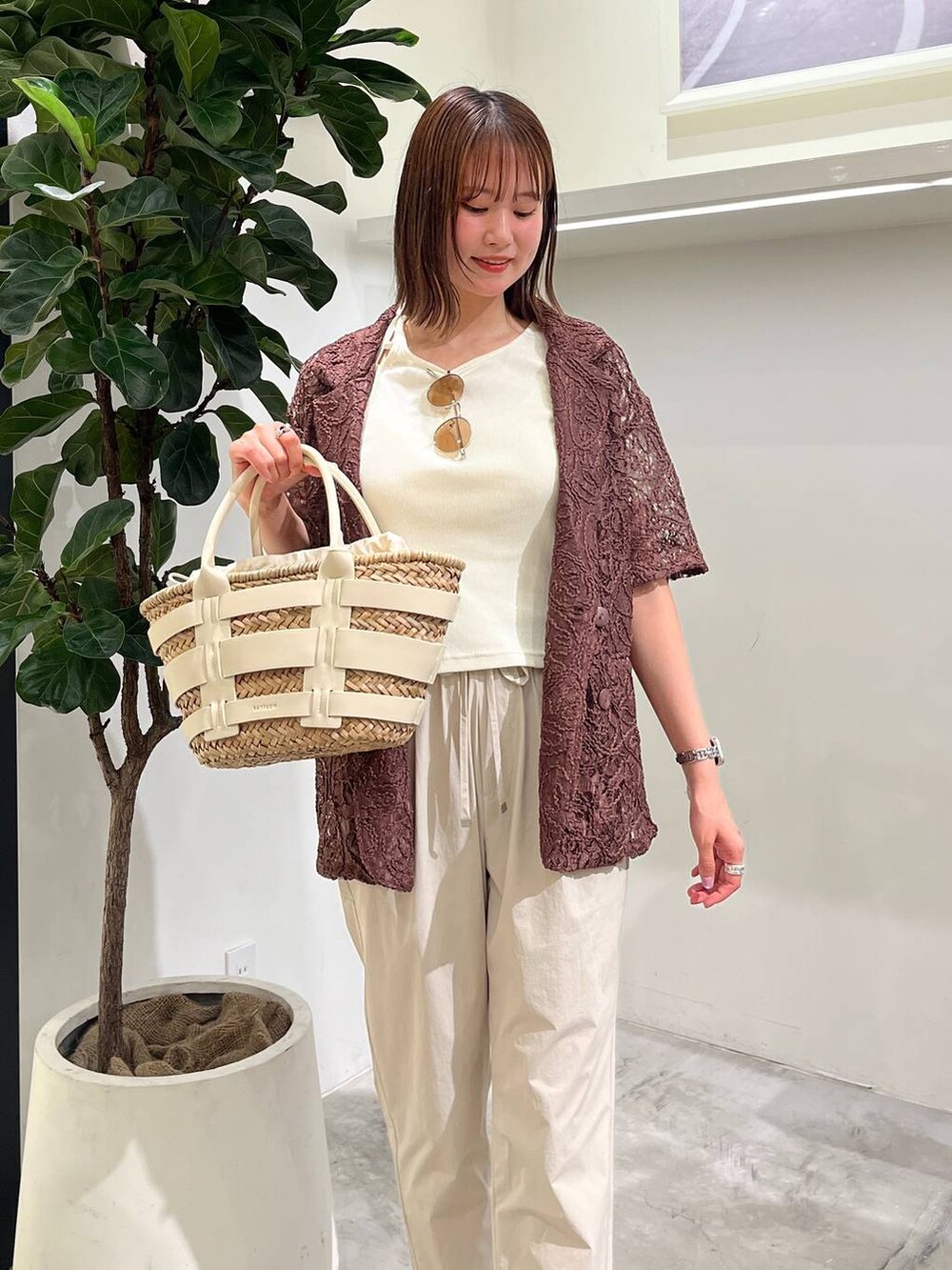 「ジャケット、ジャケットスタイル、ワントーン、デートコーデ、デート/ロマンティック、モテ、女子ウケ、女子会、着痩せ・細見え、高身長、カジュアル、ベーシック/シンプル、ママコーデ、春コーデ、夏コーデ」｜「BAYFLOWのPUコンビカゴバッグ（かごバッグ、ホワイト系）」を使った、Haruneさん（レディース・167cm）の夏コーディネートの2枚目の写真