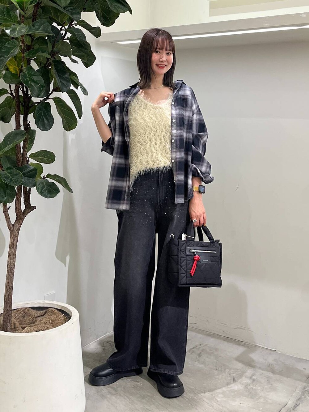 ブラック系のショルダーバッグ、ブラック系のシャツ/ブラウス、ブラック系のデニムパンツを着用したレディースの秋コーディネートの2枚目の写真