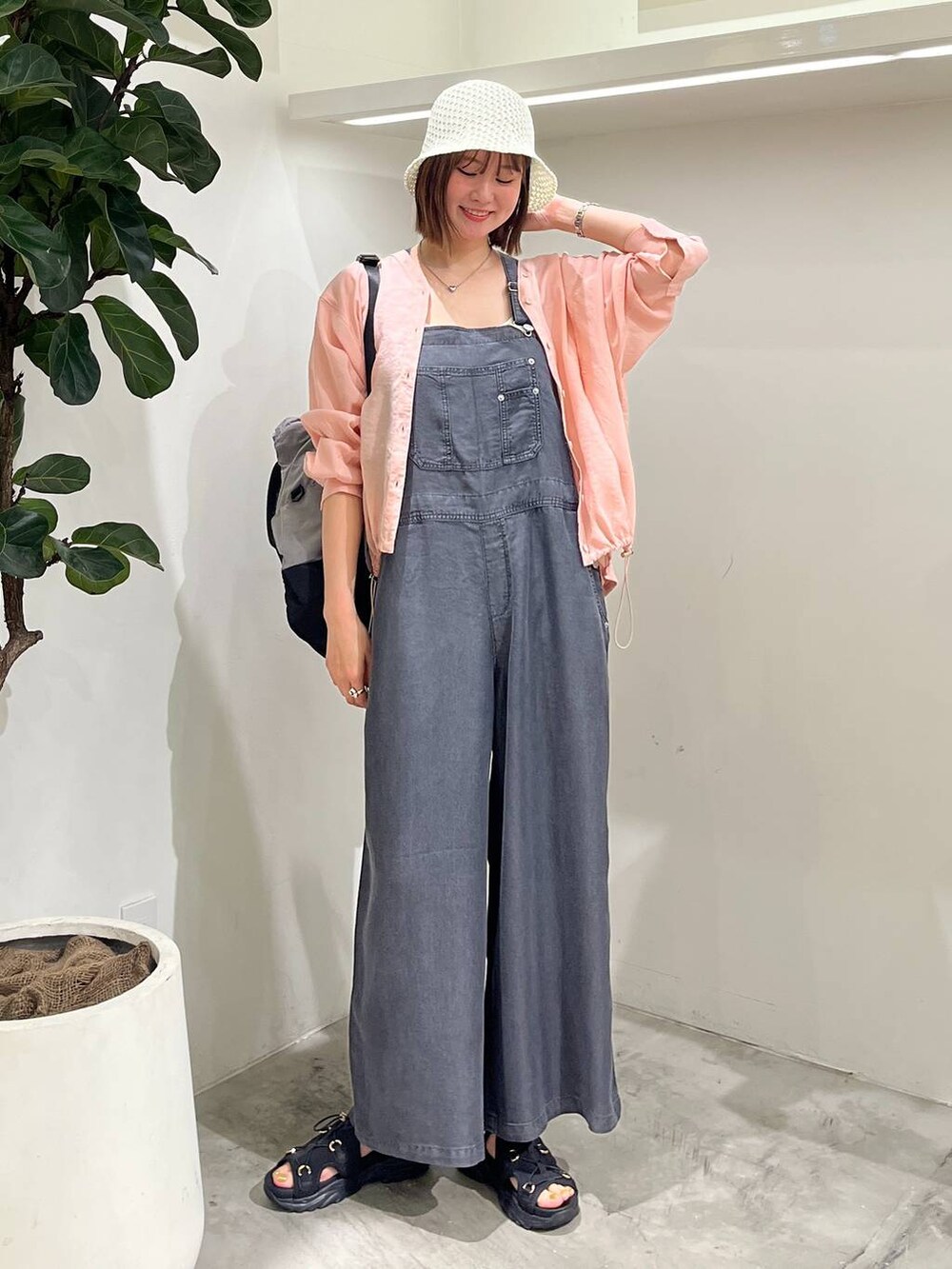 「高身長、カジュアル、ベーシック/シンプル、ママコーデ、春コーデ、秋コーデ、着痩せ、ヘルシー、きれいめ、着痩せ・細見え、サロペット」｜「bijorieの【bijorie】ベストボディブラカップ付きキャミソール／NEW BASIC 25SS（インナーウェア/肌着、ホワイト系）」を使った、Haruneさん（レディース・167cm）の春コーディネートの3枚目の写真