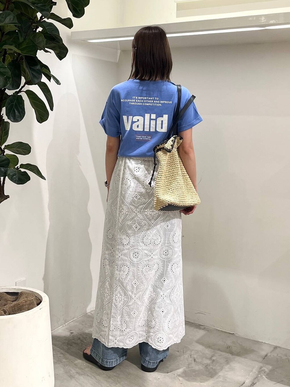 ブルー系のTシャツ/カットソー、ベージュ系のトートバッグ、ブルー系のデニムパンツを着用したレディースの夏コーディネートの5枚目の写真