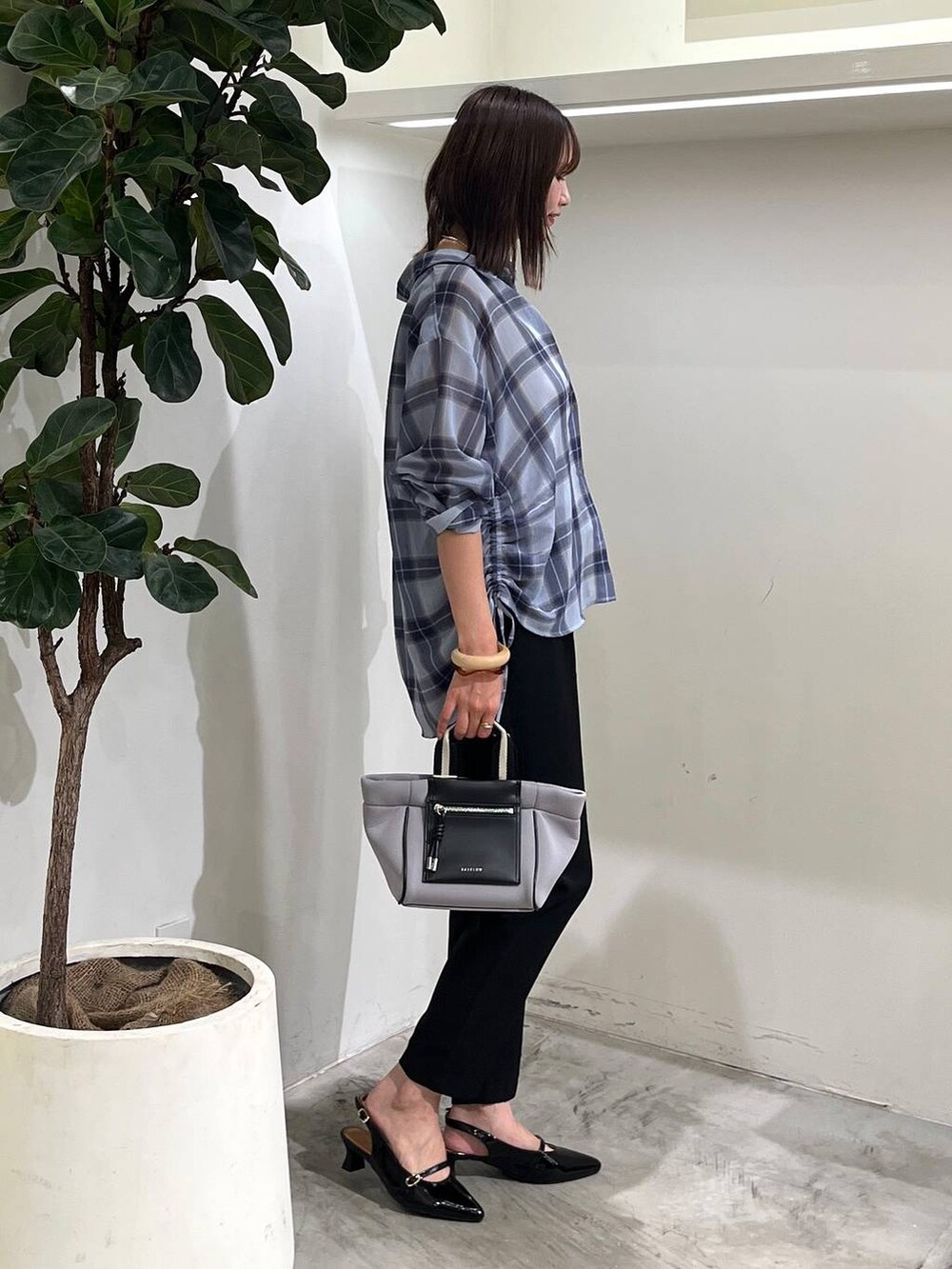 ブラック系のその他パンツ、ホワイト系のキャミソール、グレー系のショルダーバッグを着用したレディースの秋コーディネートの3枚目の写真