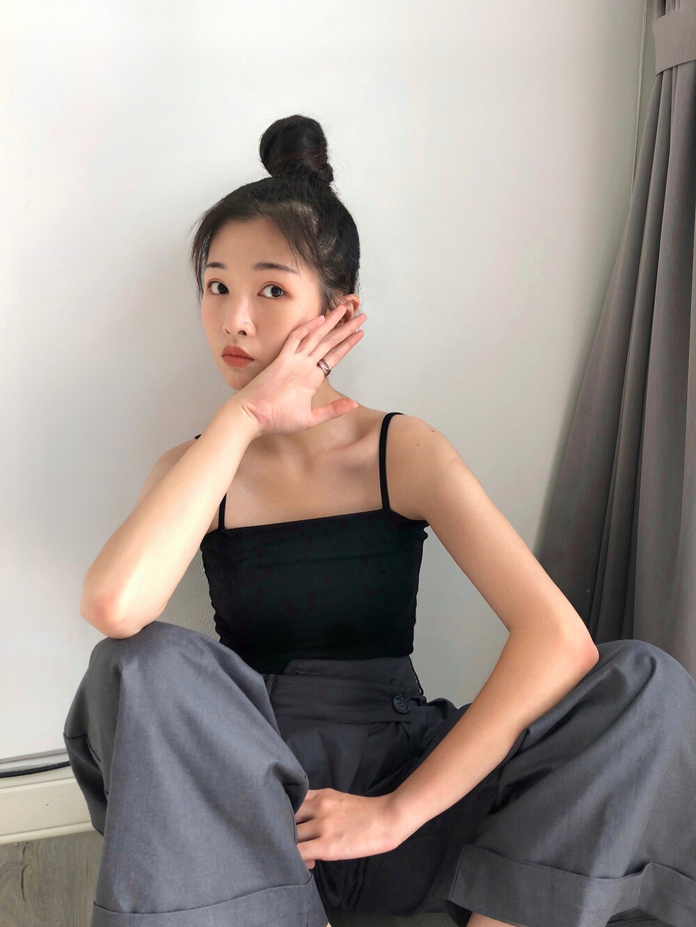 グレー系のスラックスを着用したレディースの秋コーディネートの2枚目の写真