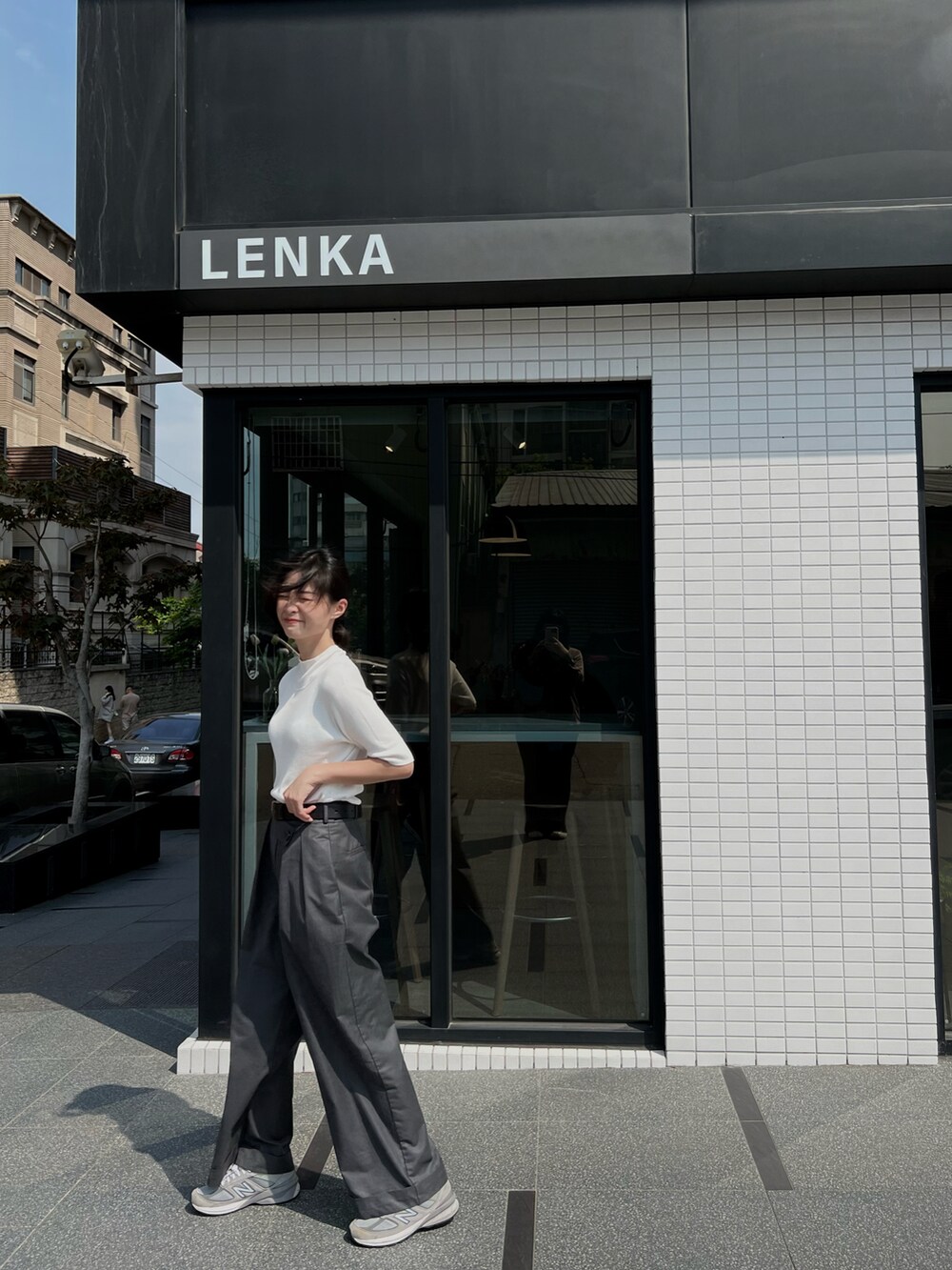 グレー系のスラックス、グレー系のスニーカーを着用したレディースの春コーディネートの3枚目の写真