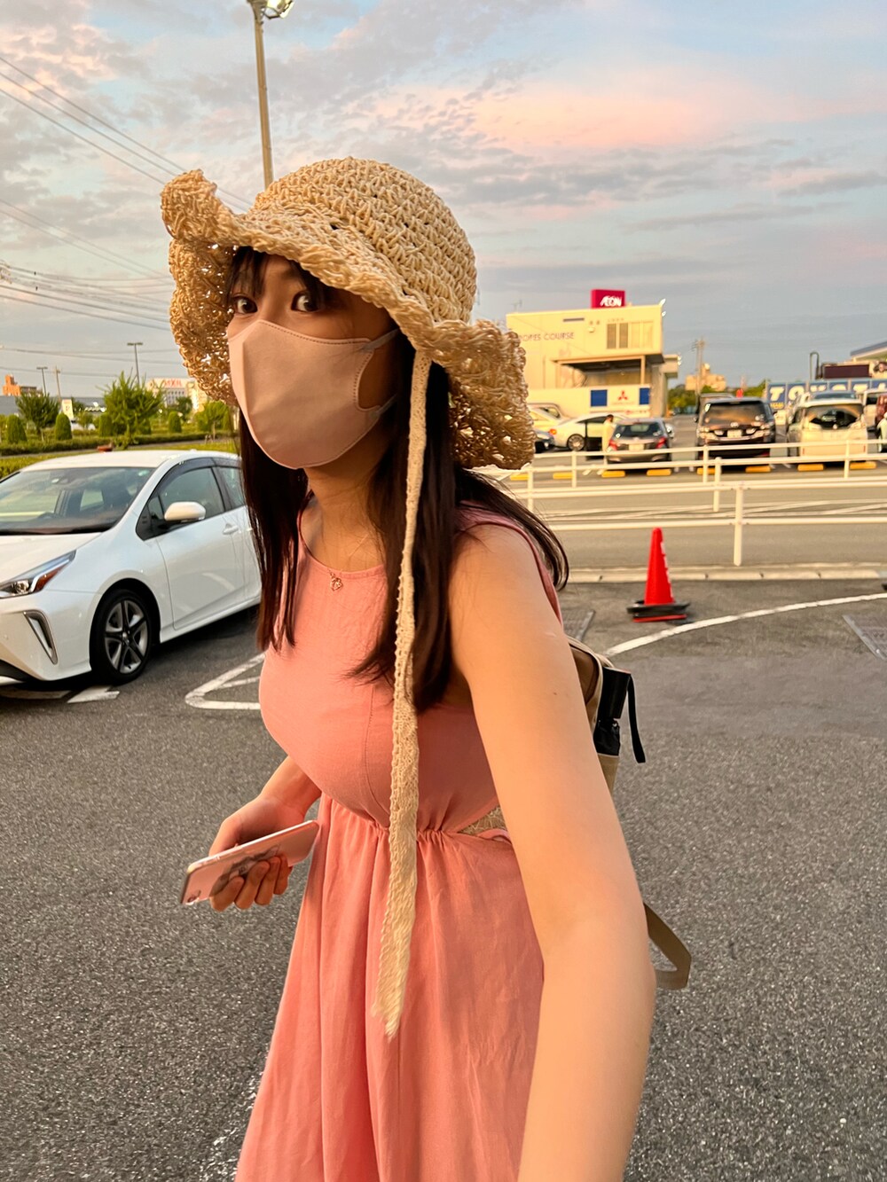 「ピンク、ピンクコーデ、ワンピース水着、海コーデ、海スタイル、夏コーデ、夏ワンピース、草帽、インスタフォローしてね！、大人コーデ、summer、Chico、お洒落さんとつながりたい、休日スタイル、オトナカジュアル」｜「Fjallraven KankenのFJALLRAVEN/フェールラーベン/KANKEN BAG BIG （カンケンバッグ）（バックパック/リュック、ベージュ系）」を使った、あまんだ🐈‍⬛さん（レディース・164cm）の夏コーディネートの2枚目の写真