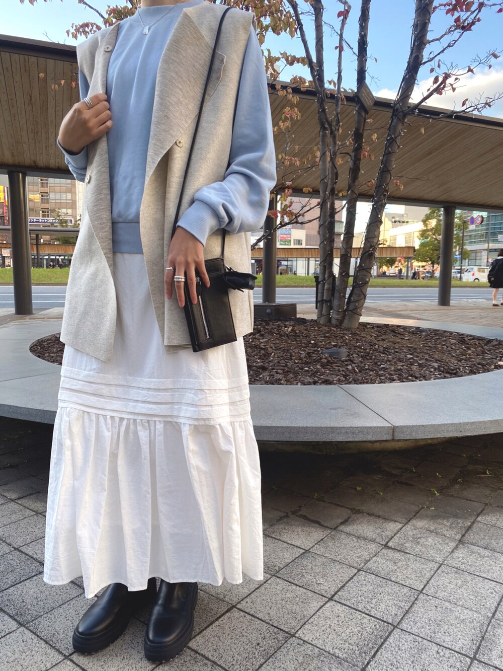 グレー系のカーディガン/ボレロを着用したレディースの秋コーディネートの2枚目の写真