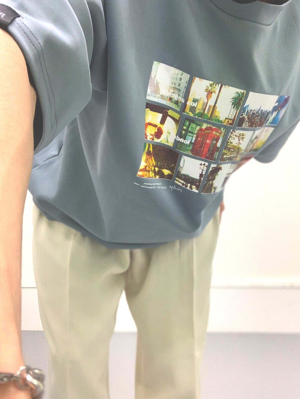 ブルー系のTシャツ/カットソー、ホワイト系のパンツを着用したメンズの夏コーディネートの2枚目の写真