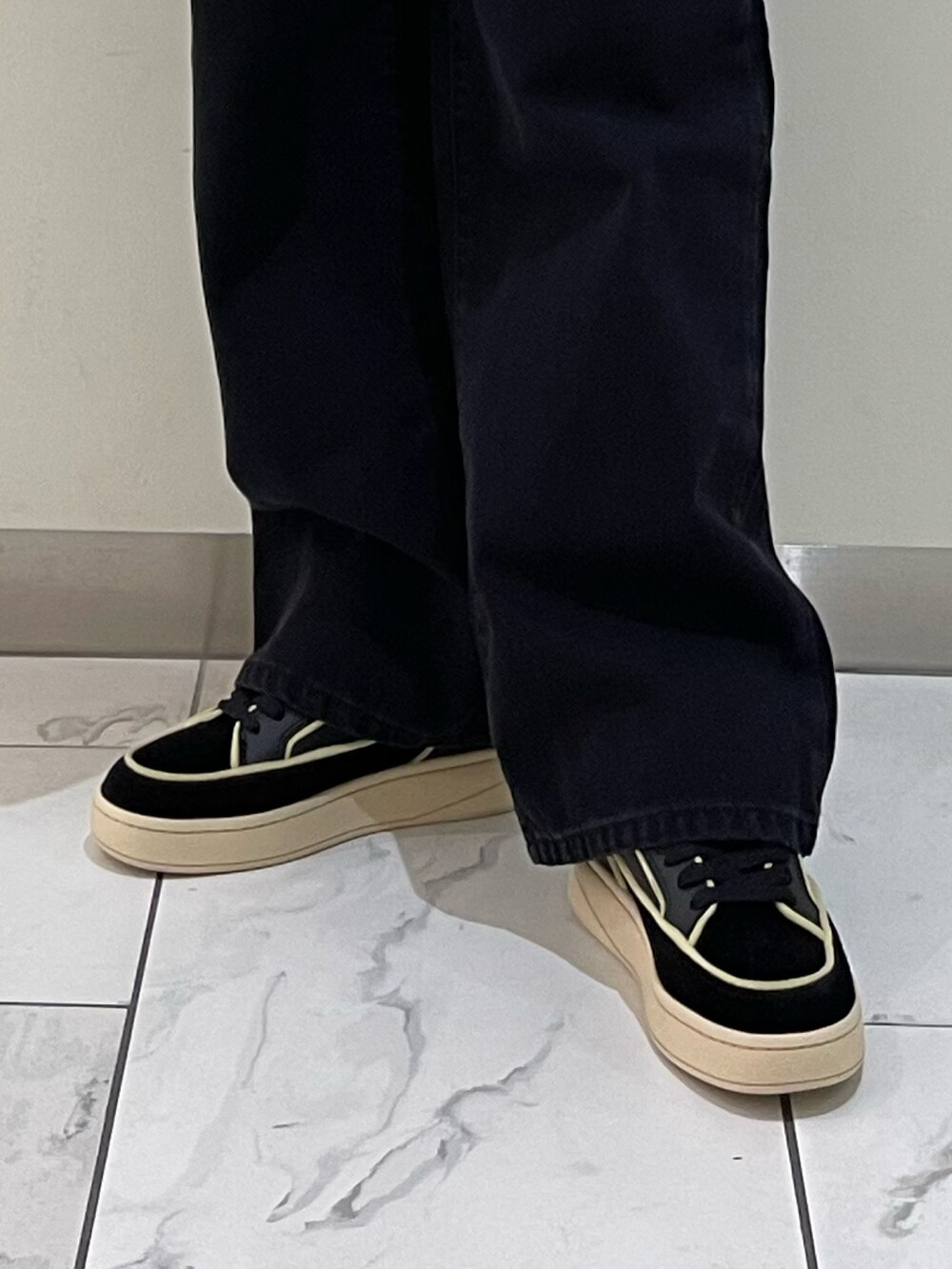 ブラック系のハンドバッグ、その他のTシャツ/カットソー、ブラック系のデニムパンツを着用したレディースの秋コーディネートの3枚目の写真